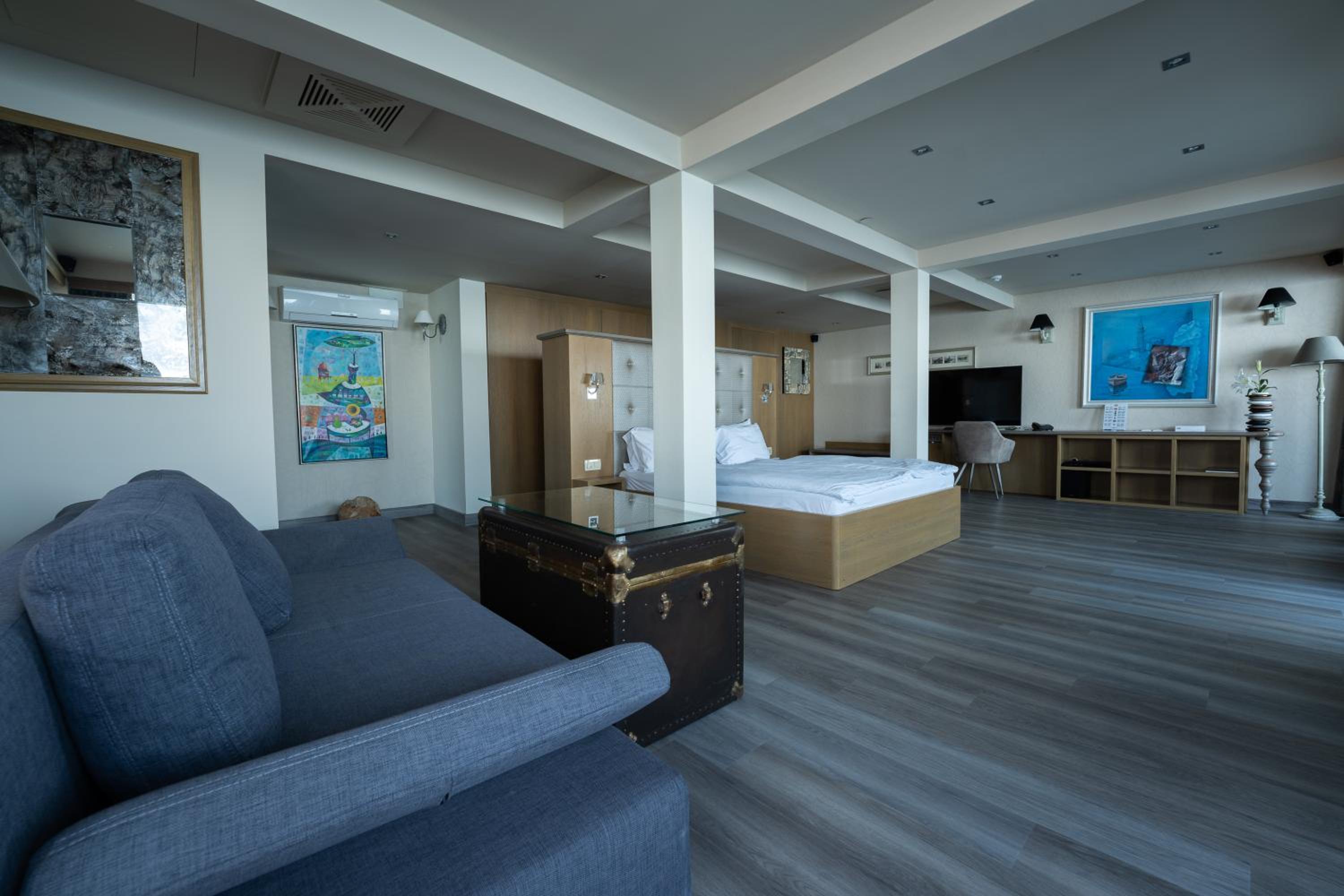 One-Bedroom Suite with Balcony and Sea View photo 1