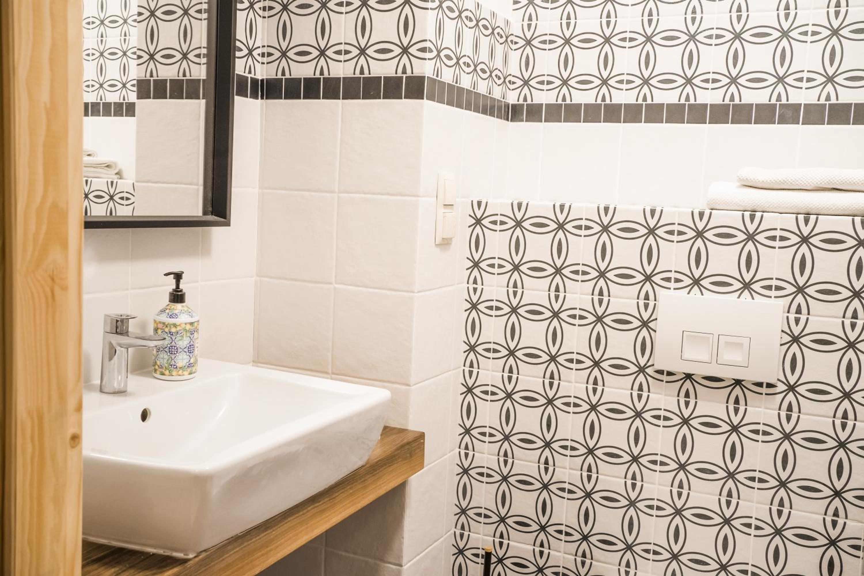 Triple Room with Private Bathroom - Photo 11