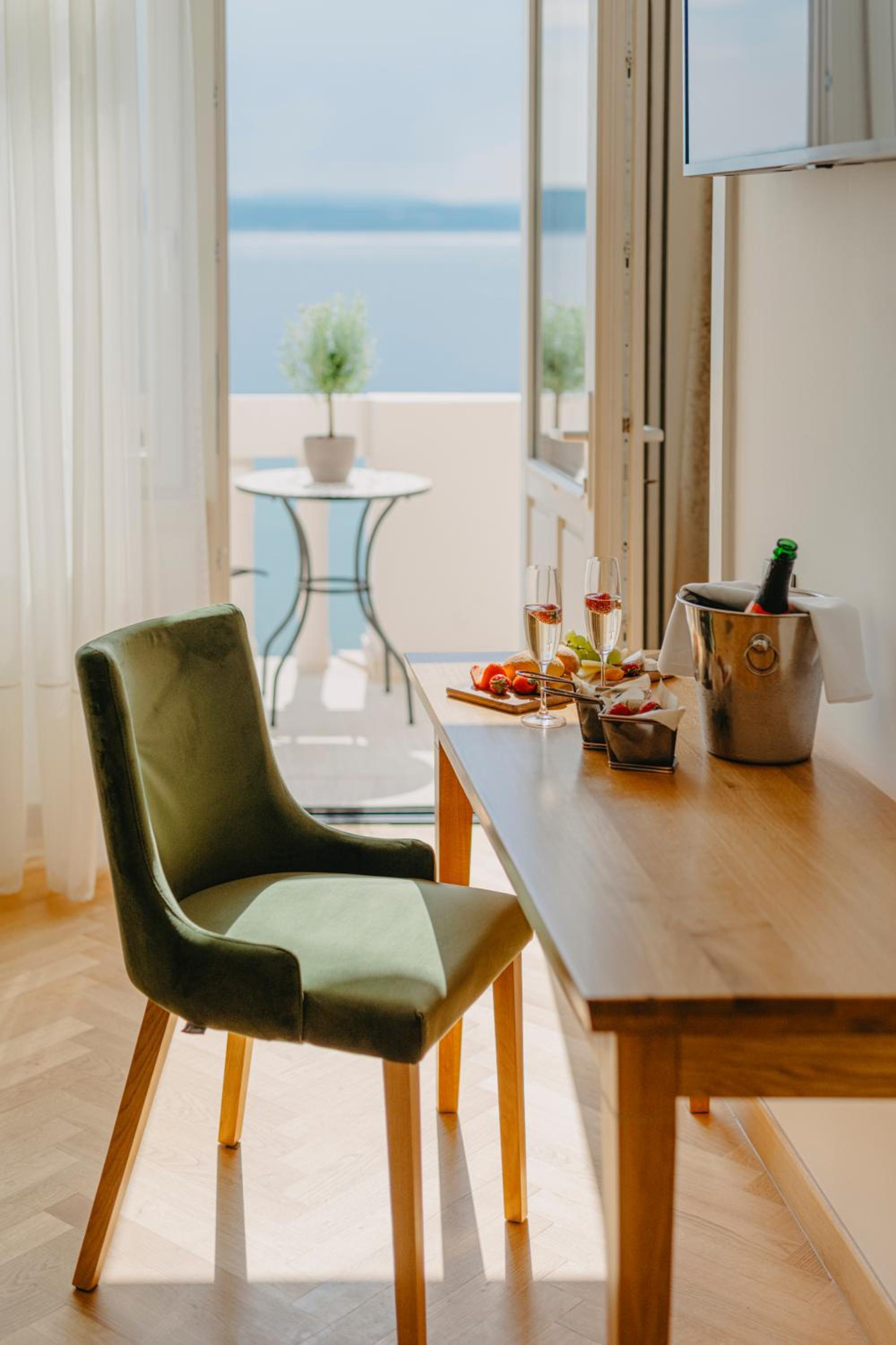 Deluxe Double Room with Balcony and Sea View - Photo 6
