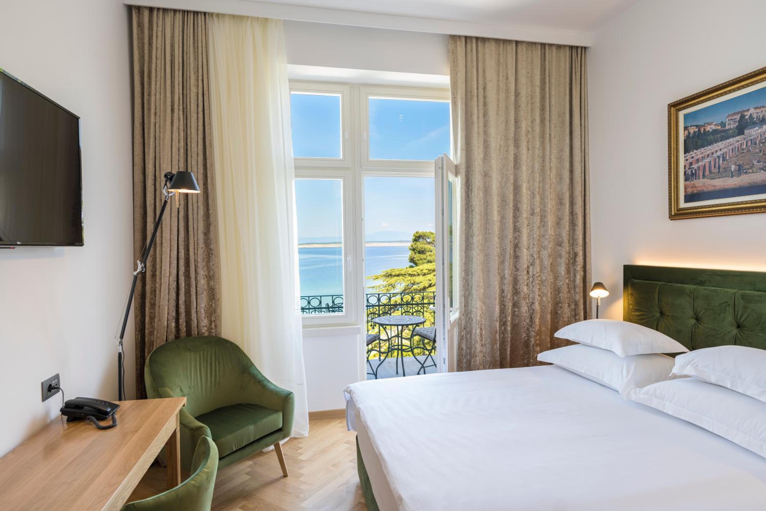 Deluxe Double Room with Balcony and Sea View - Photo 1
