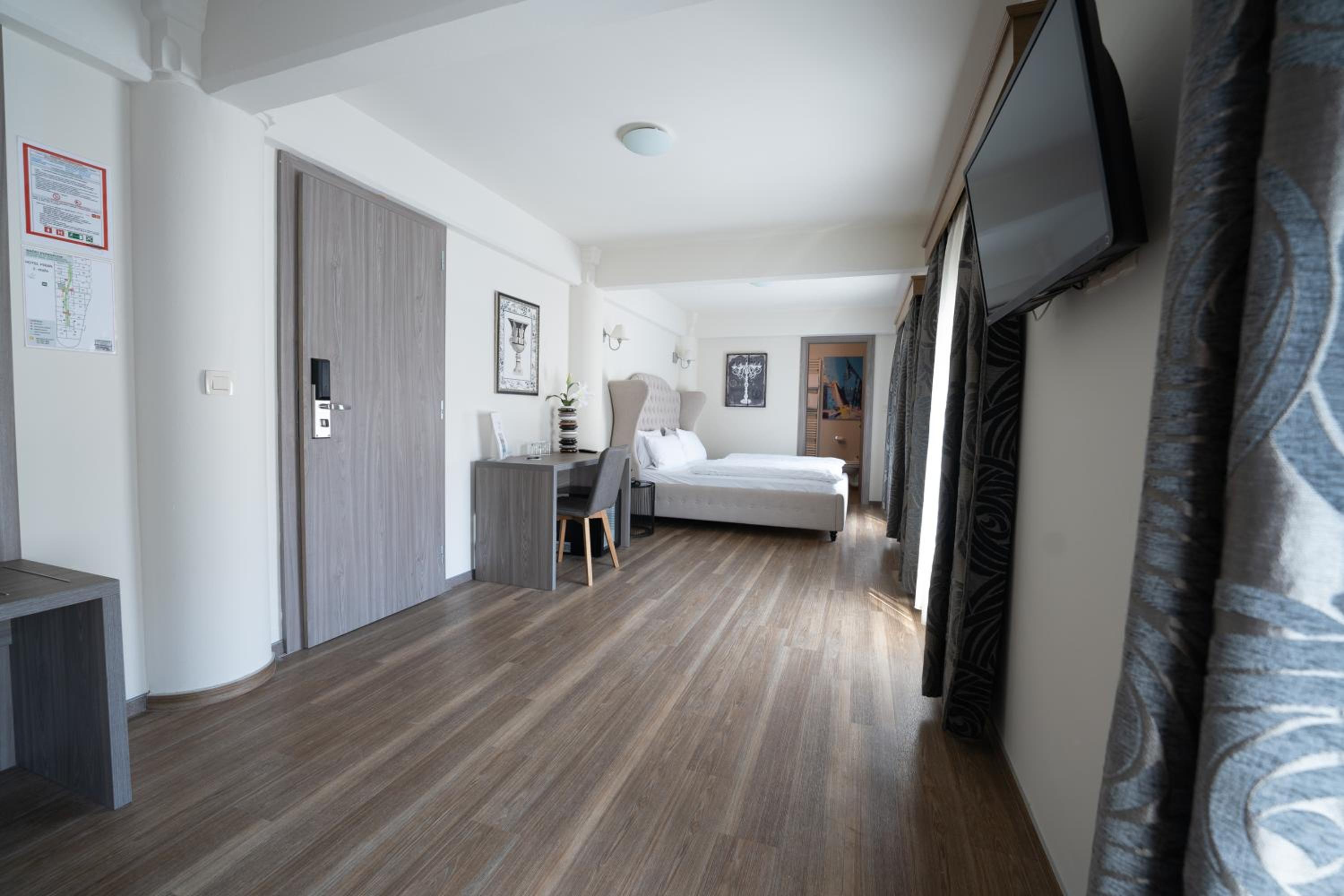 Double Room with Landmark View photo 2