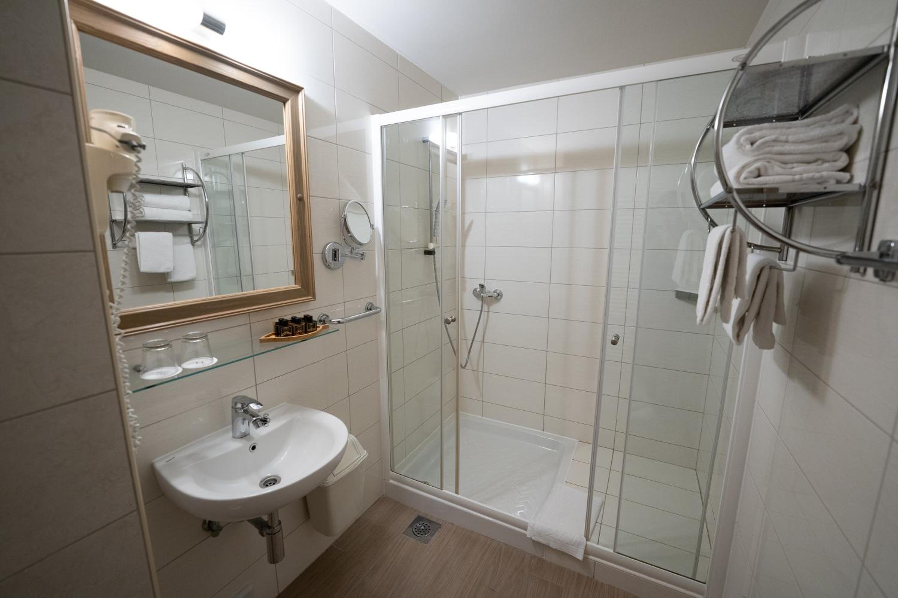 Double or Twin Room with Sea View photo 3