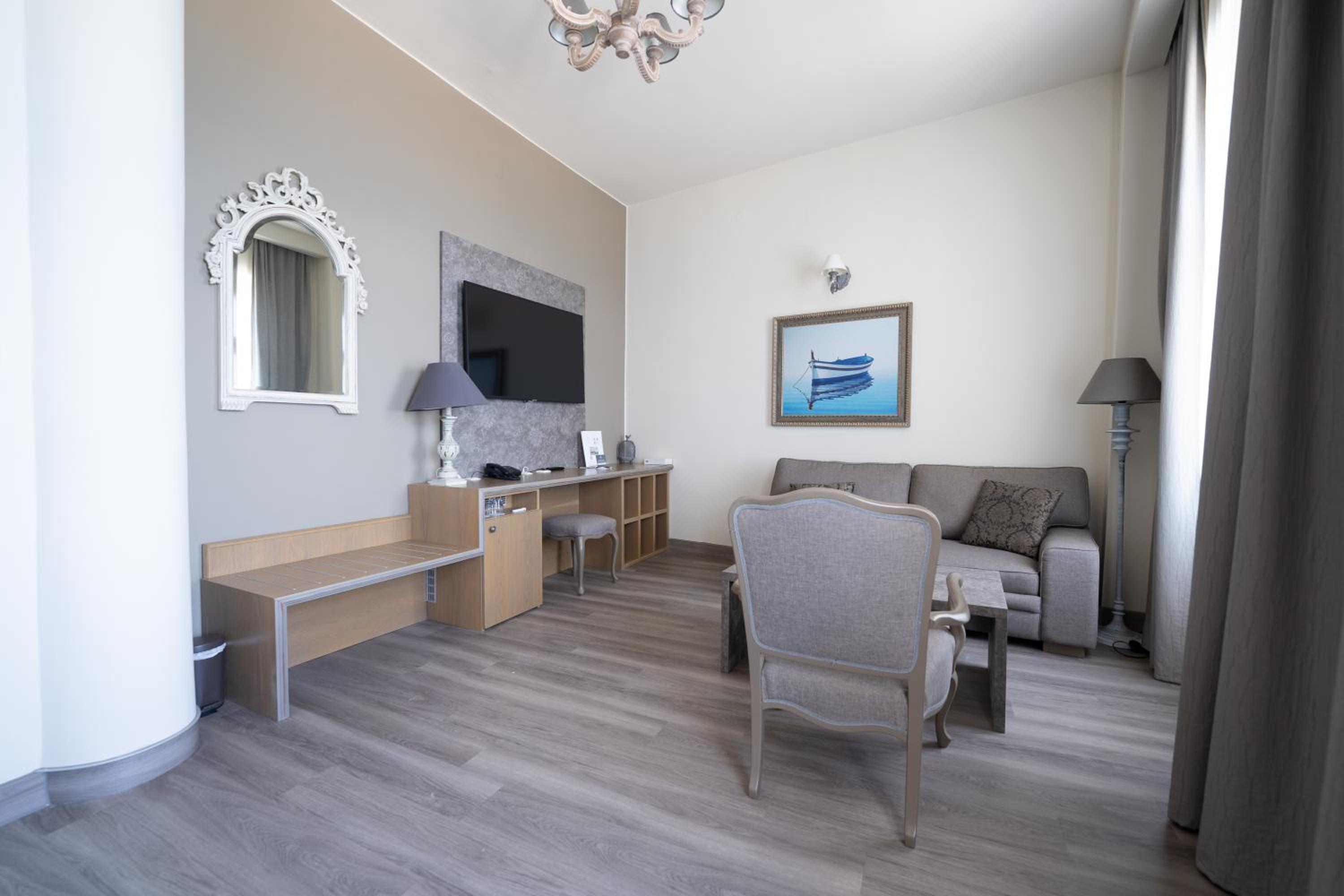 Deluxe Suite with Sea View photo 3
