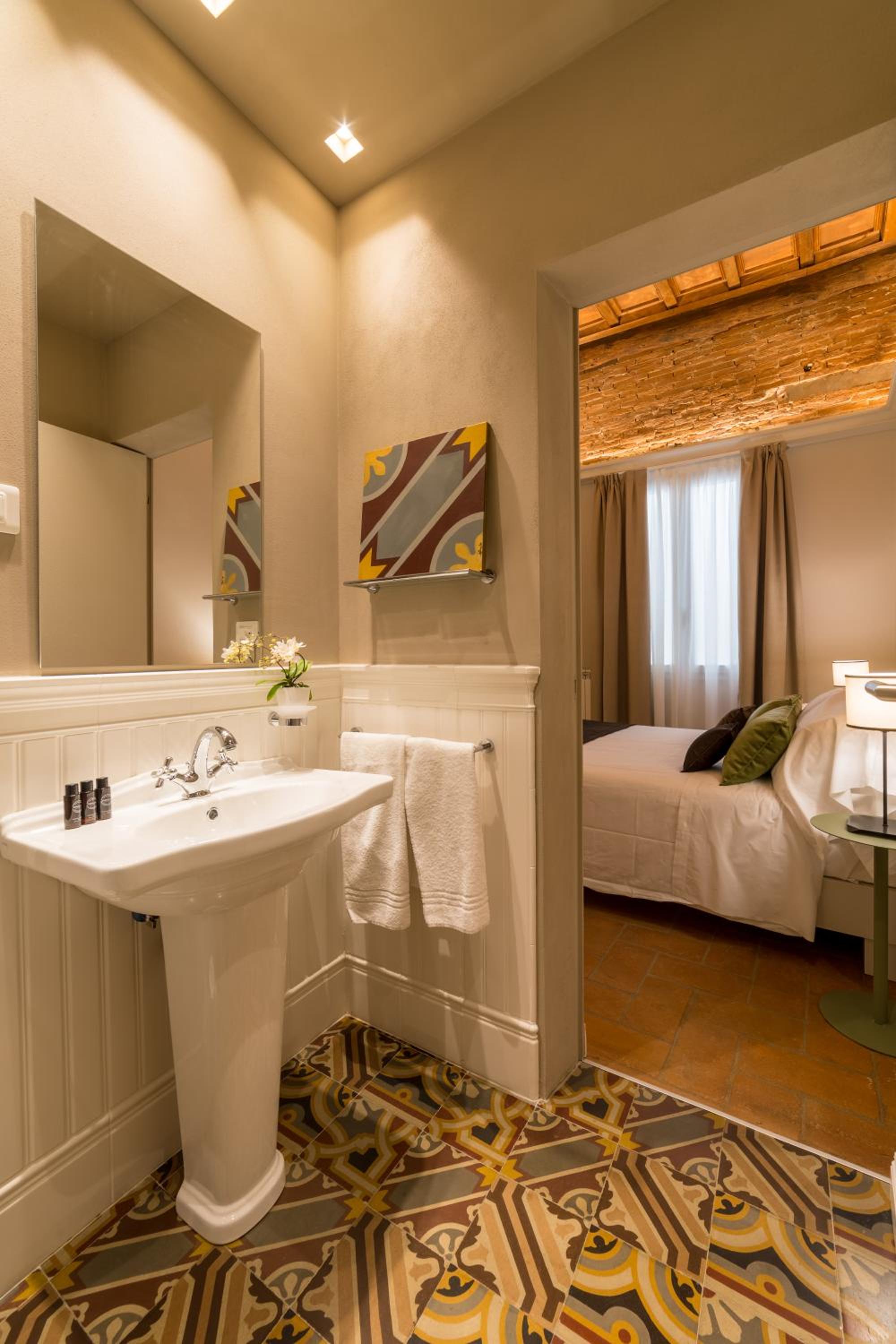 Superior Double Room with Inner Courtyard View photo 3