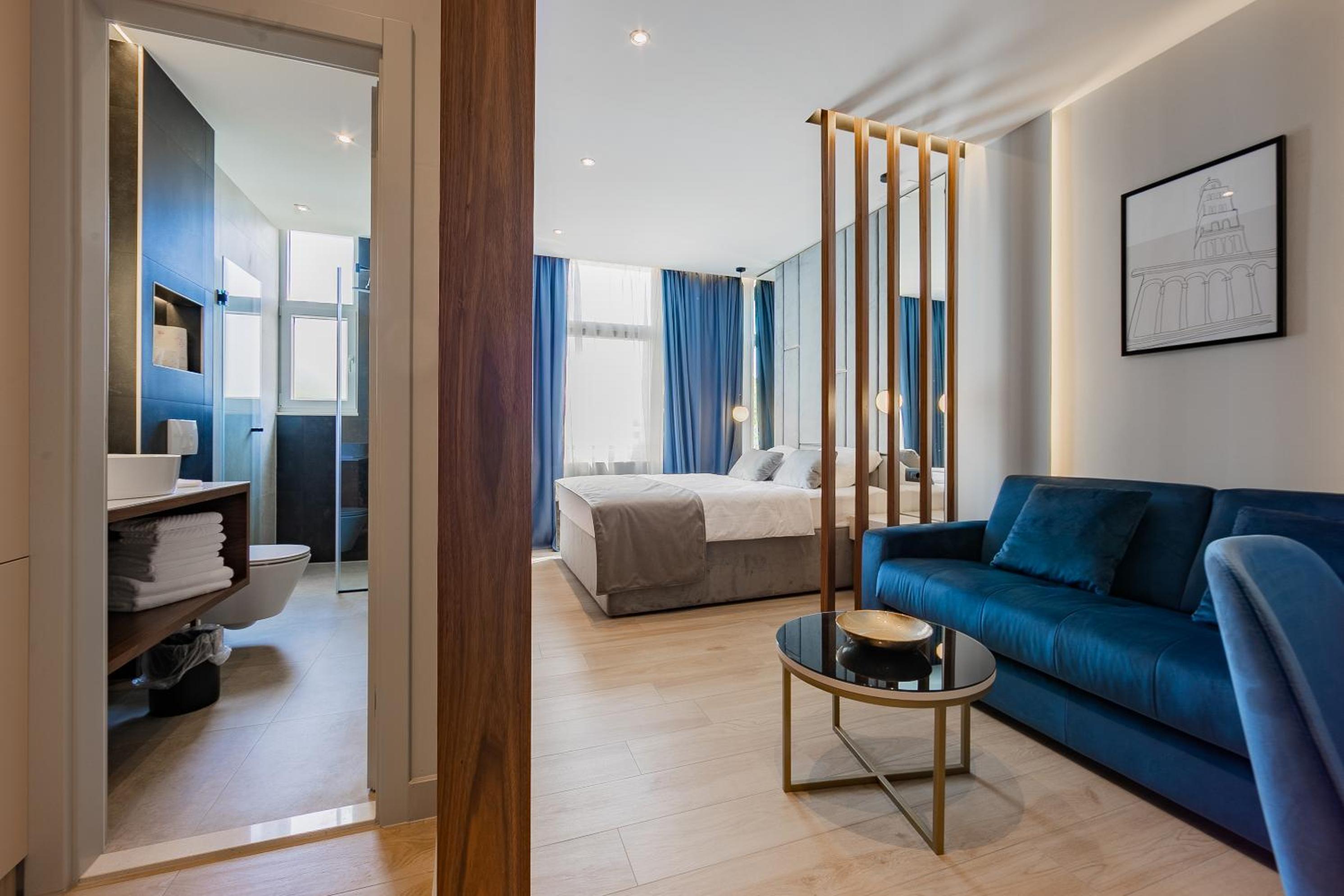 Deluxe Double Room - Photo 9
