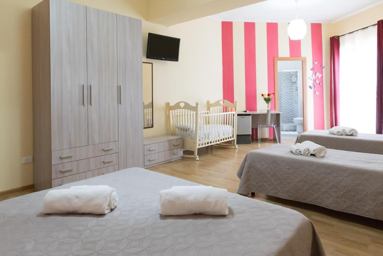 Family Room with Private Bathroom - Photo 4