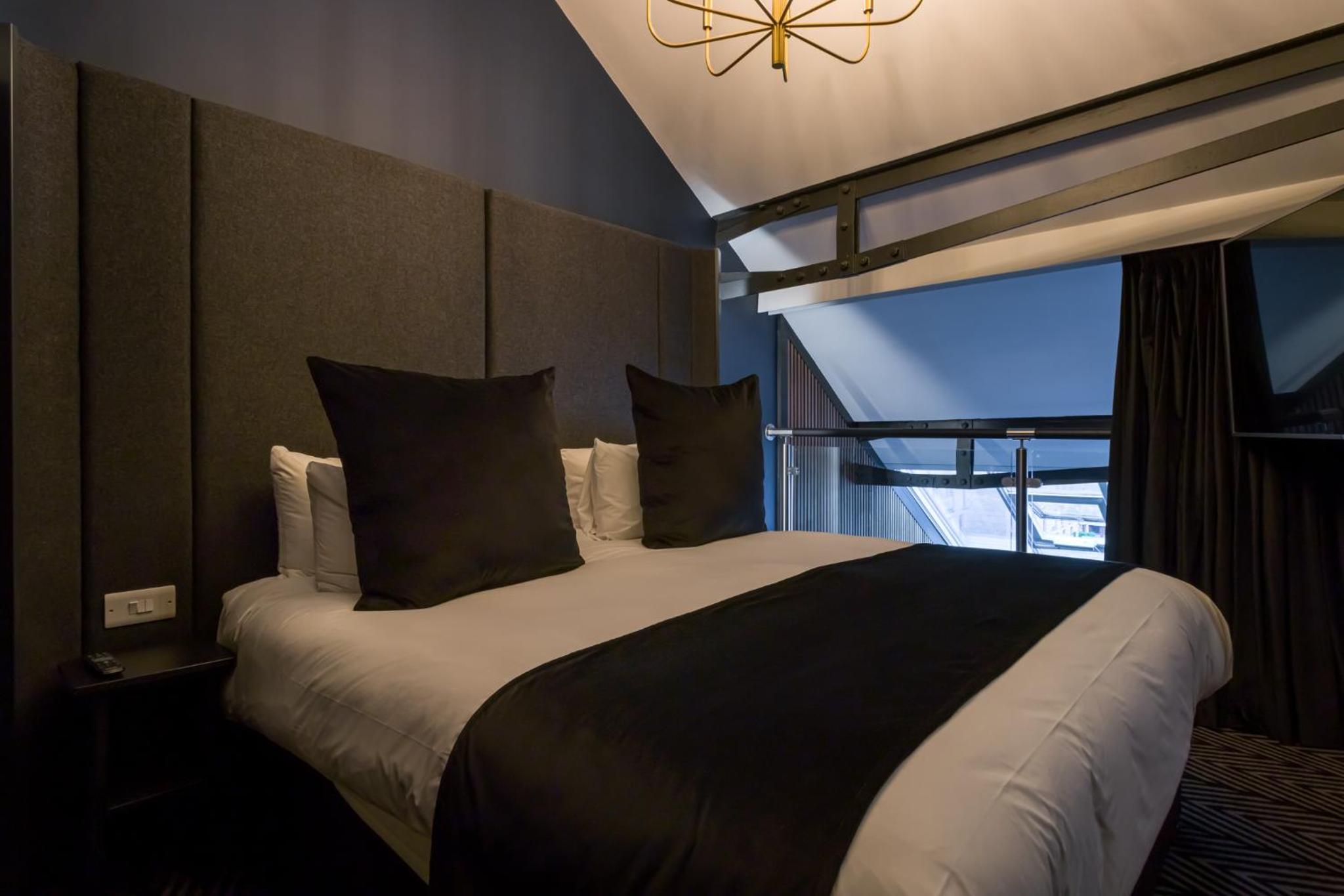 Superior Duplex King Suite with Kitchenette, Sitting Area and In-Room Bath Tub - Non-Smoking - Photo 6