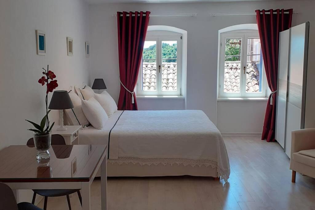 One-Bedroom Apartment - Photo 1