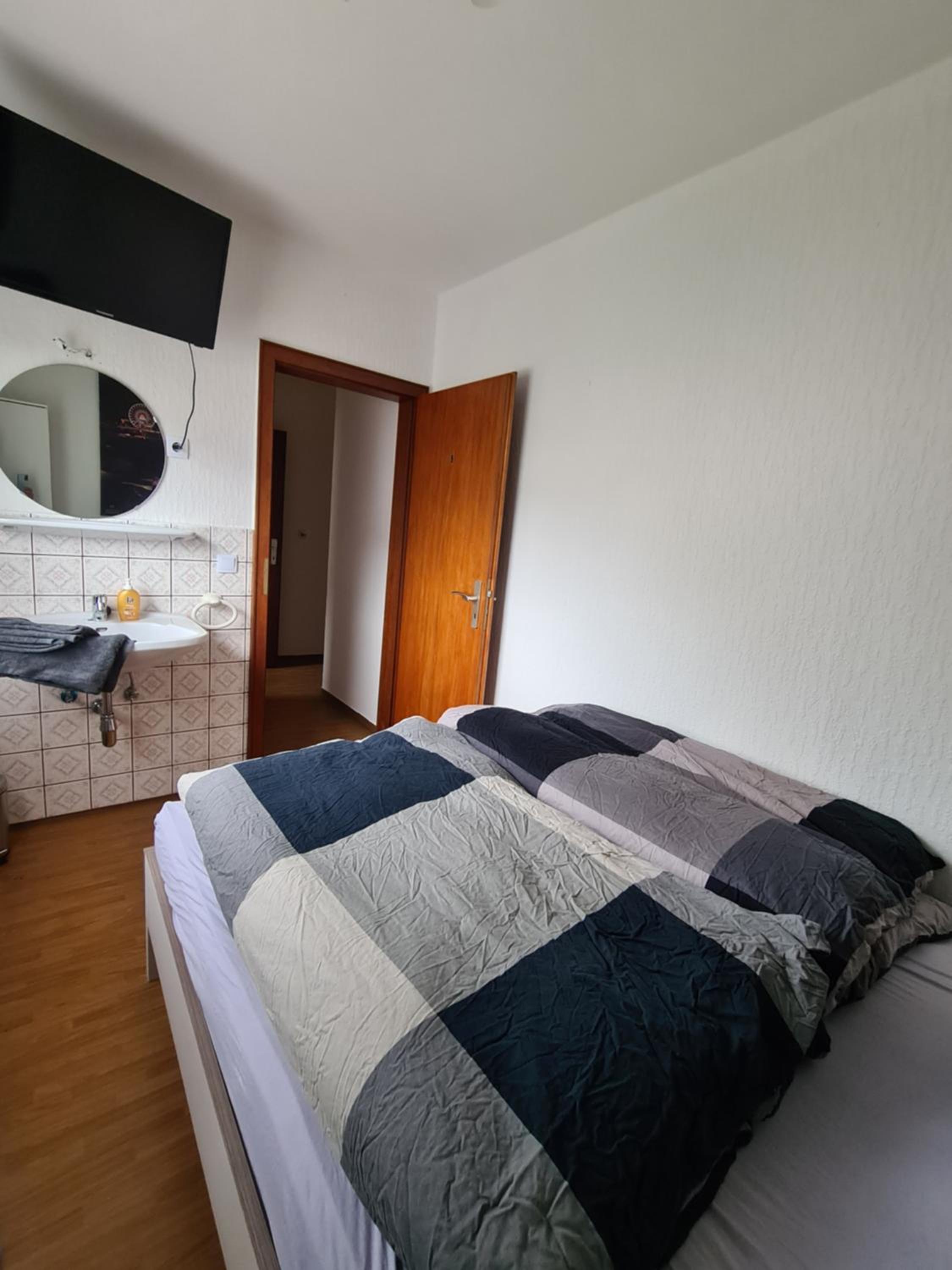 Double Room with Shared Bathroom photo 2