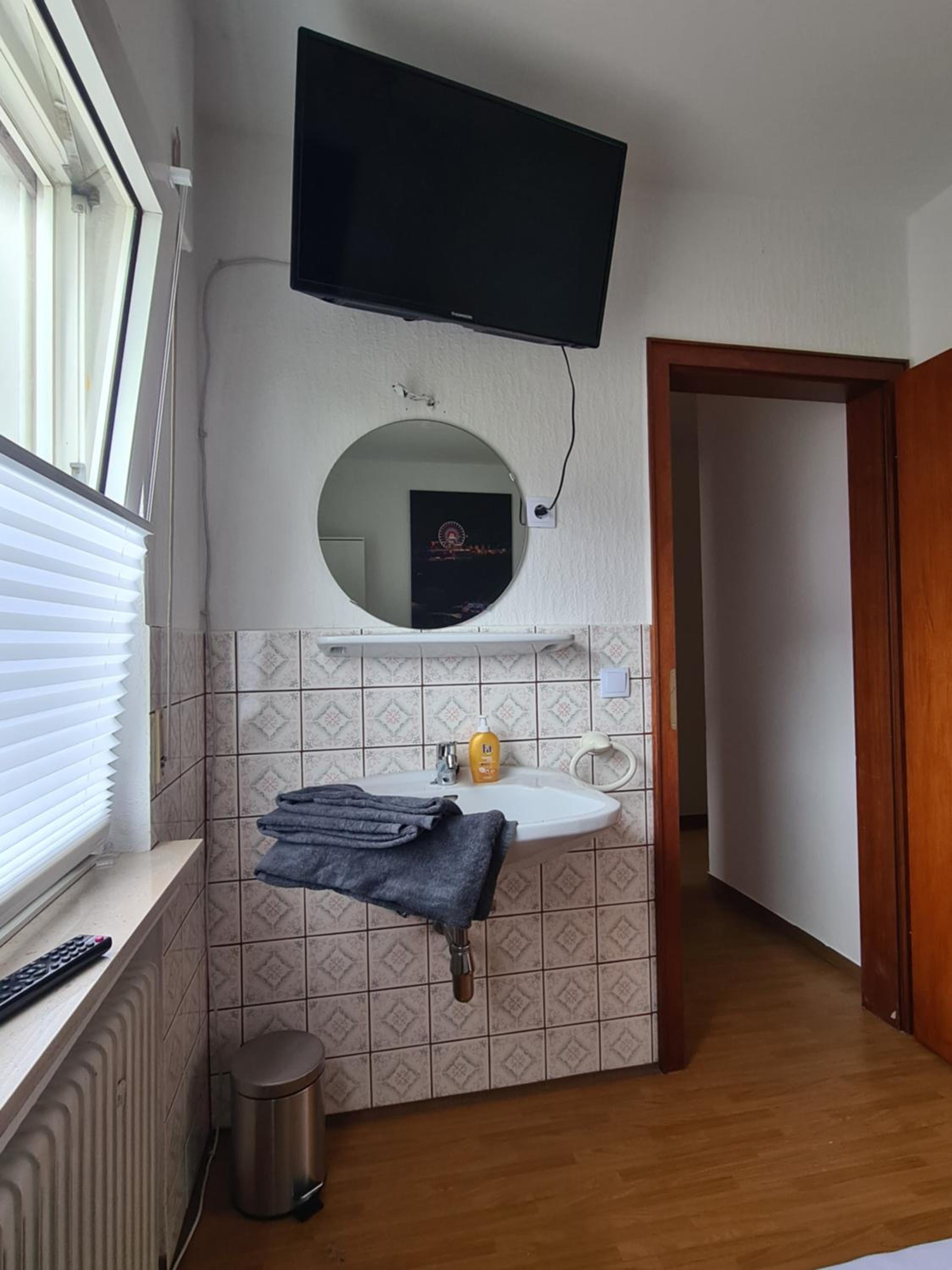 Double Room with Shared Bathroom photo 3