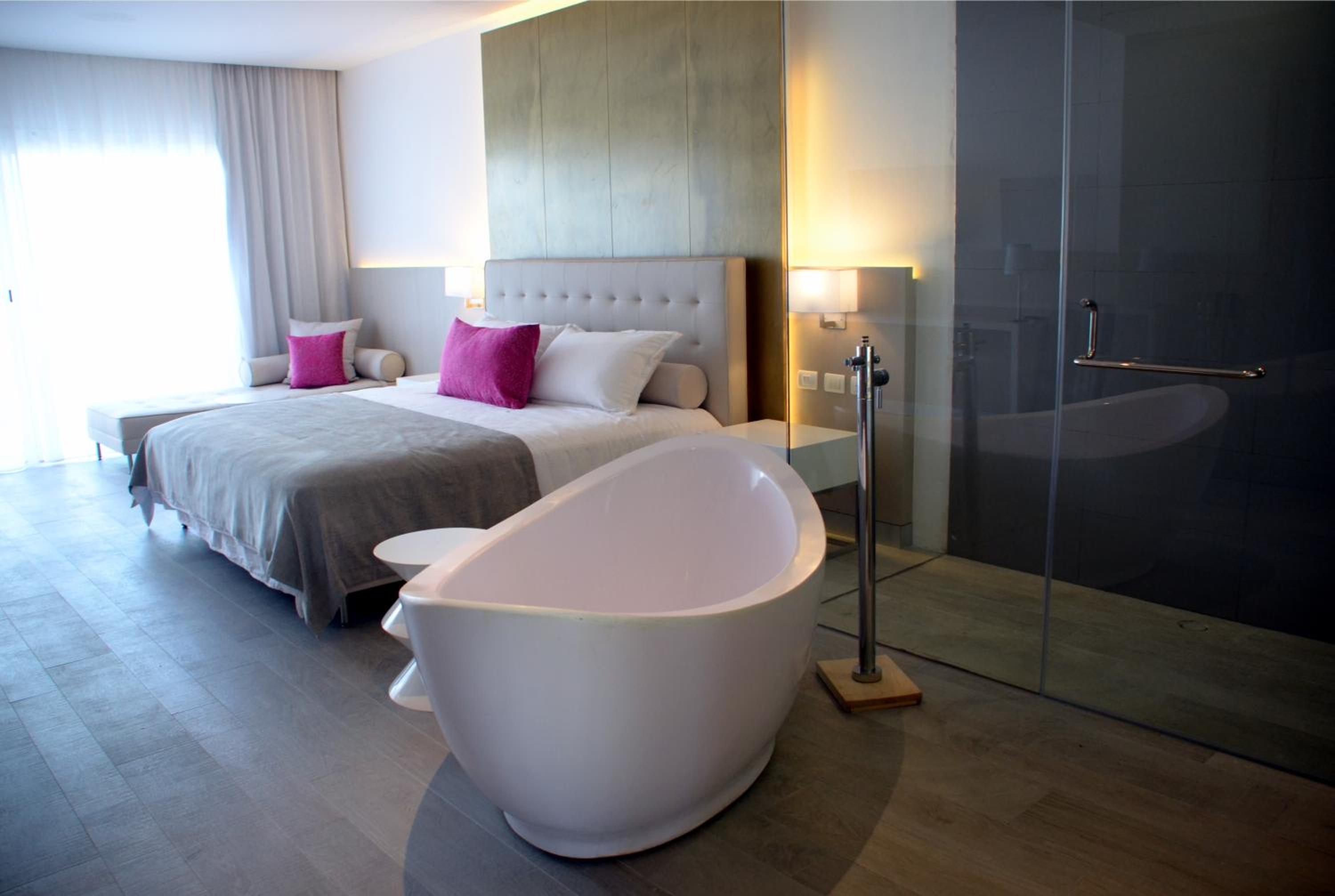 Deluxe Suite Platinum with Pool Access thumbnail 6