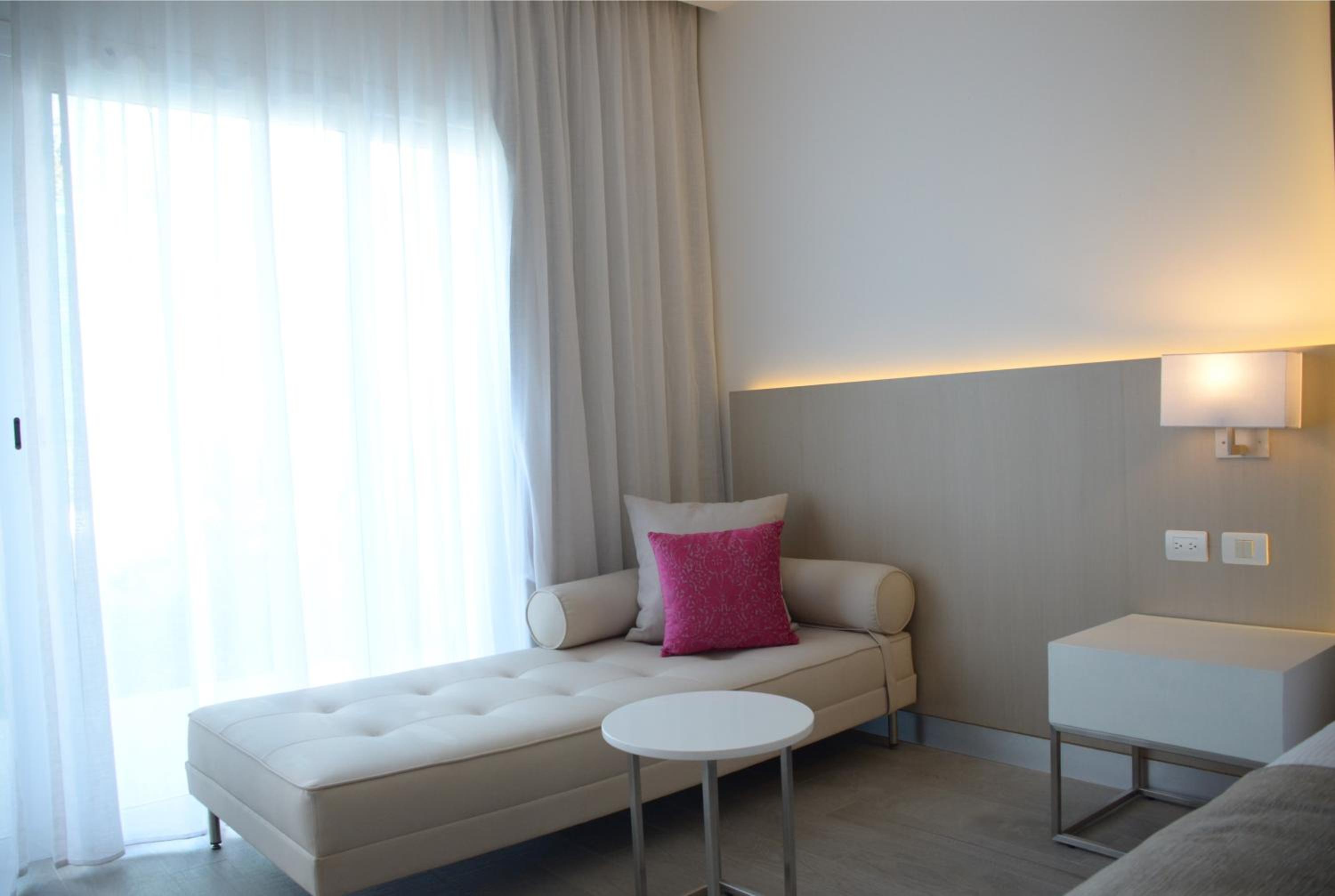 Deluxe Suite Platinum with Pool Access thumbnail 5