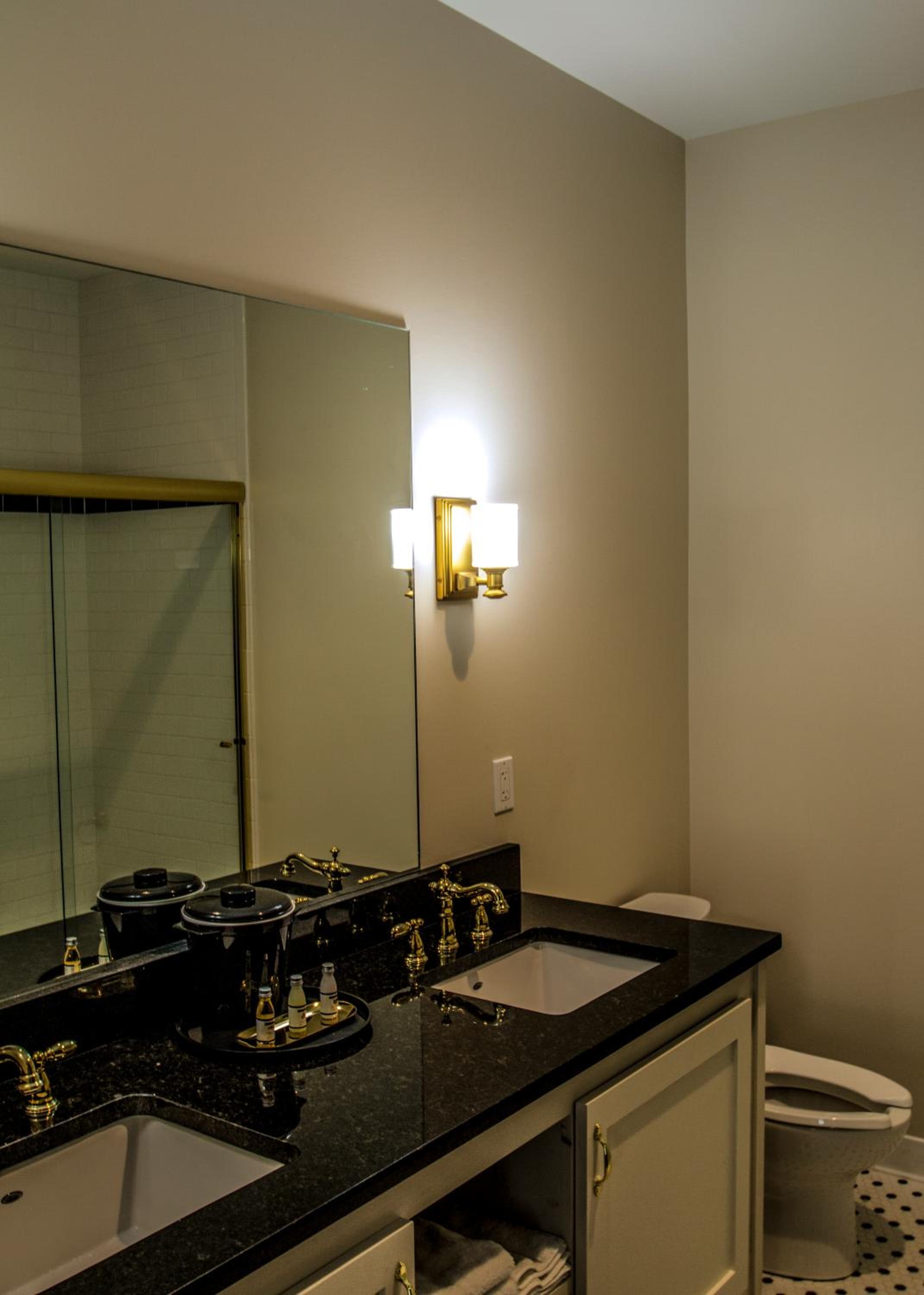Queen Room photo 2