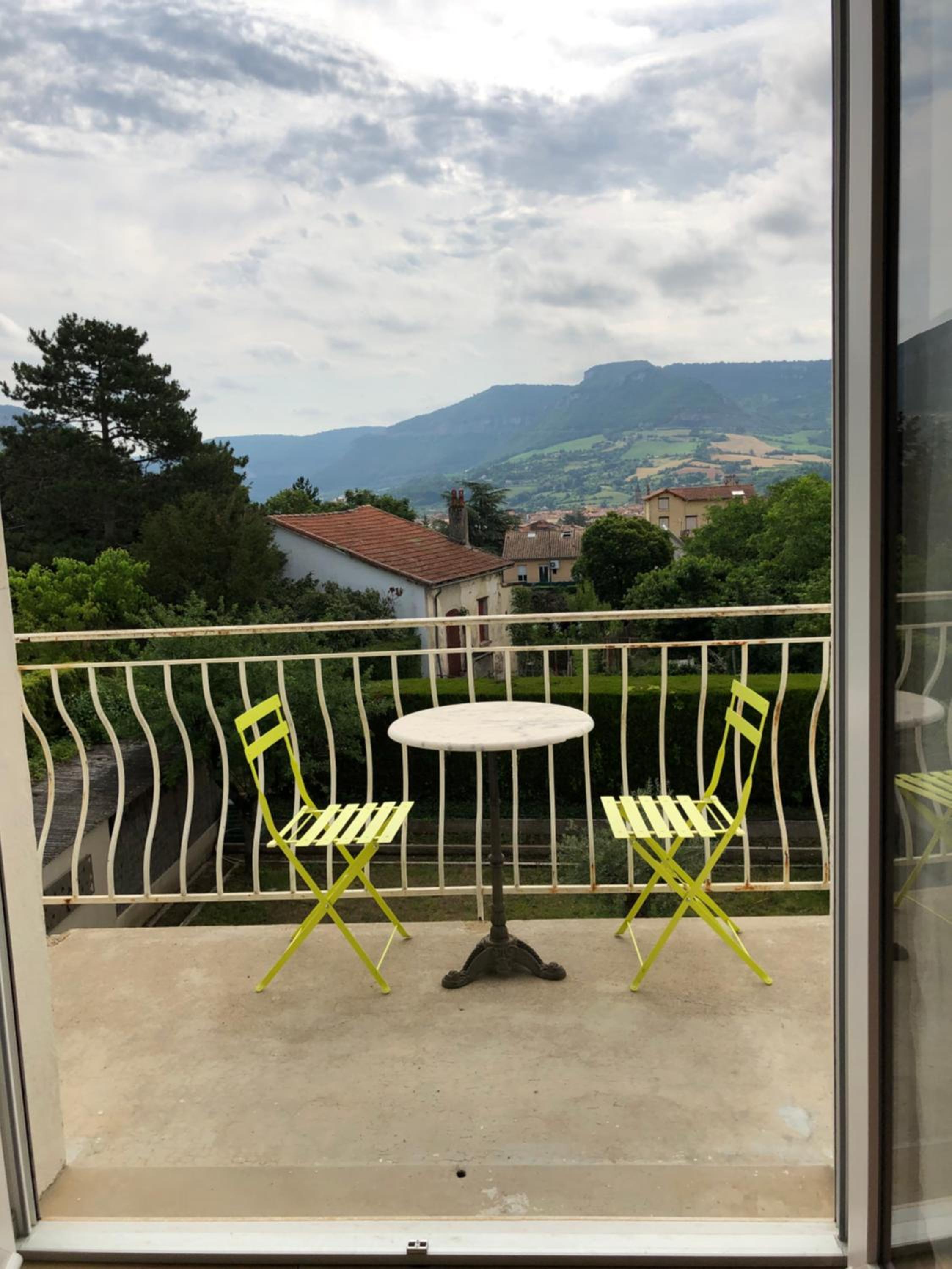 Apartment with Mountain View