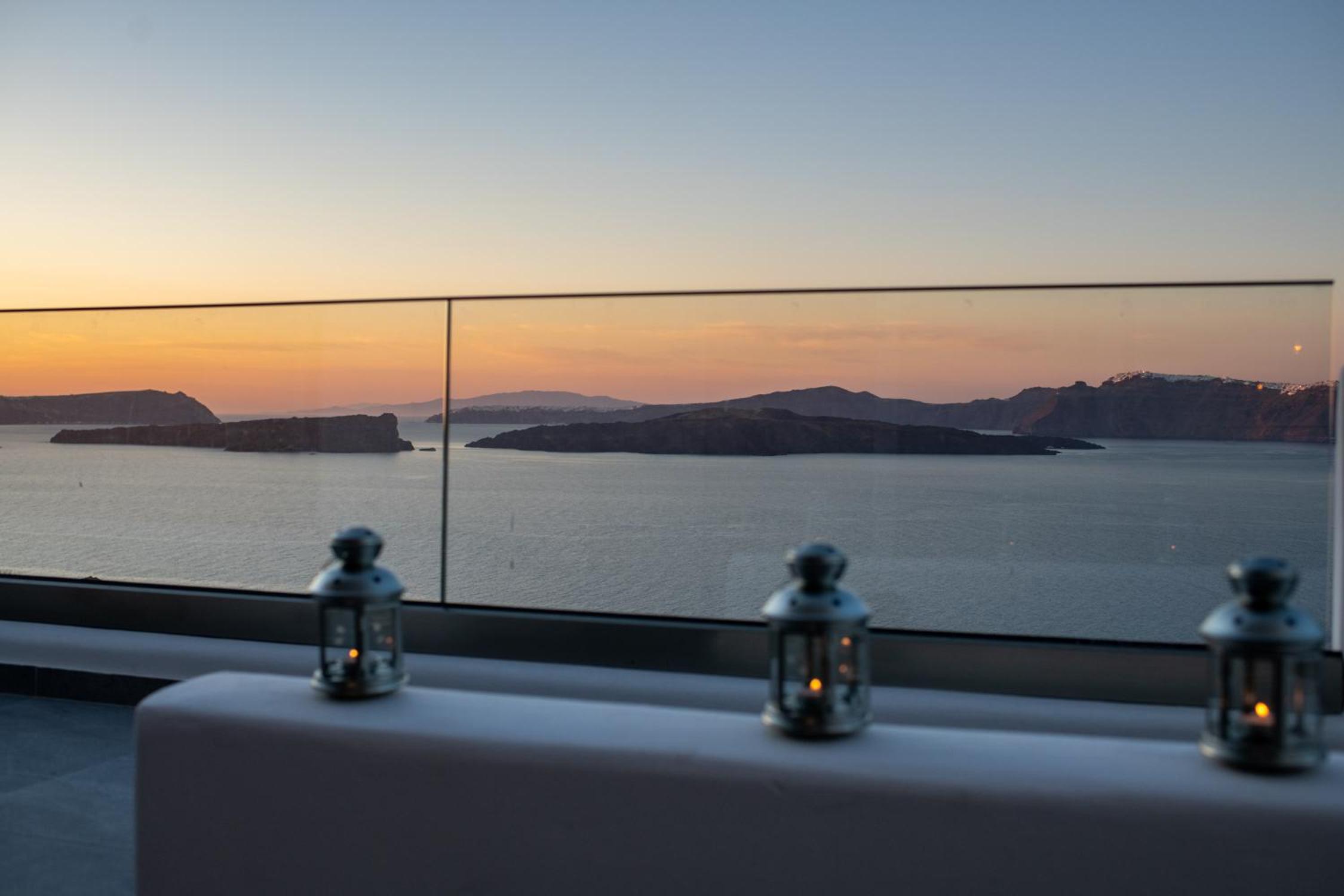 Junior Suite with Caldera View photo 2