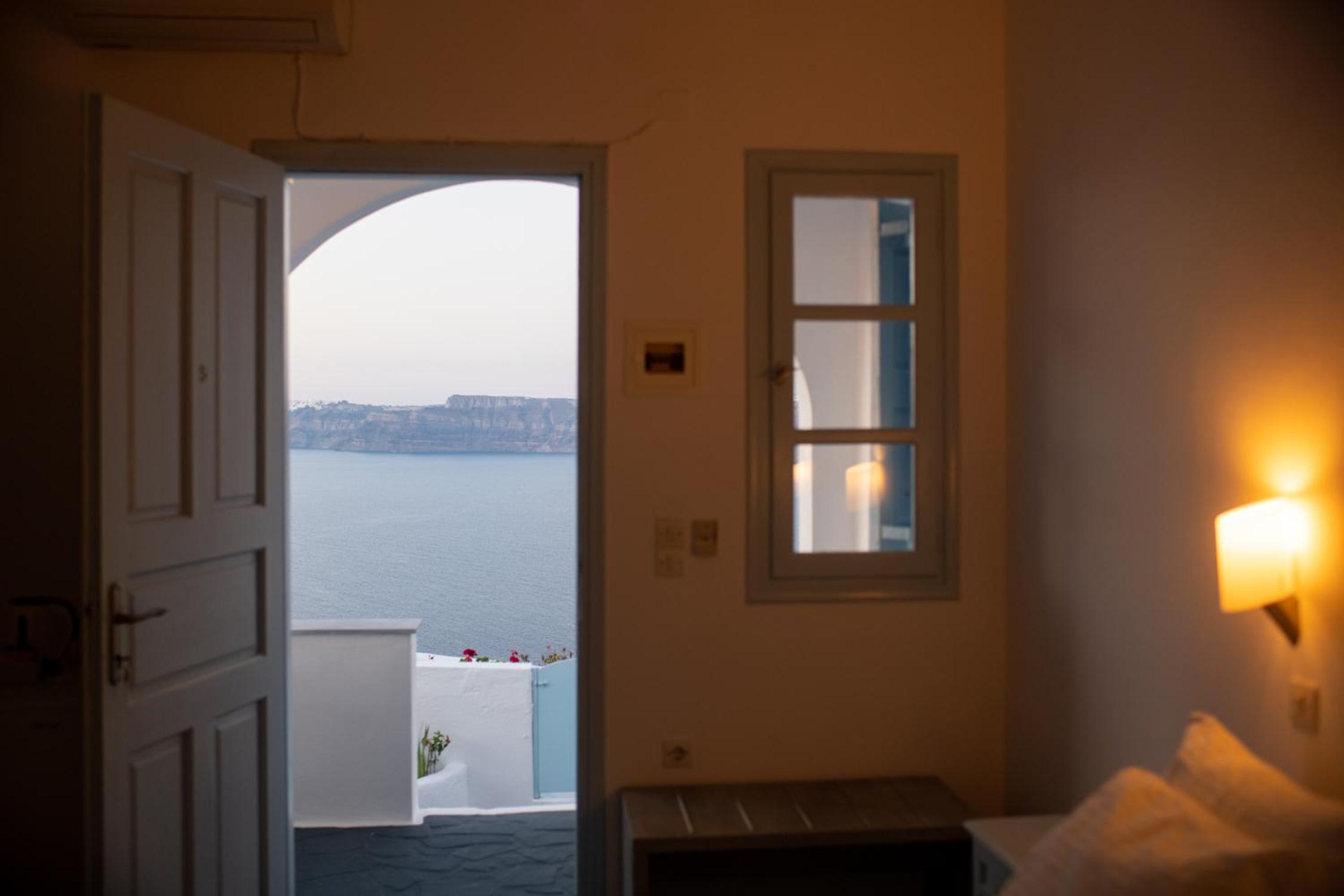 Superior Double Room with Veranda and Caldera View - Photo 22