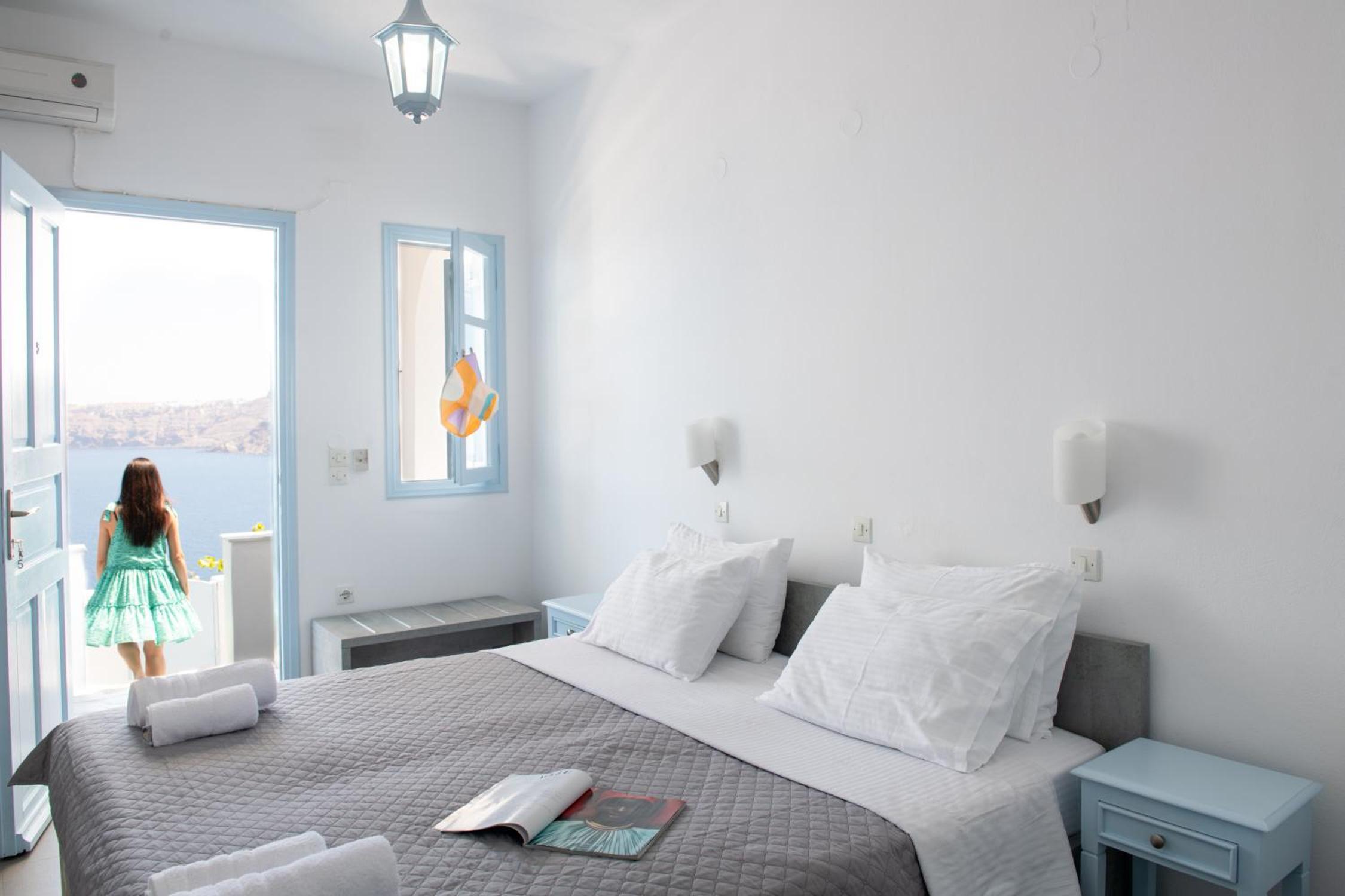 Superior Double Room with Veranda and Caldera View - Photo 2