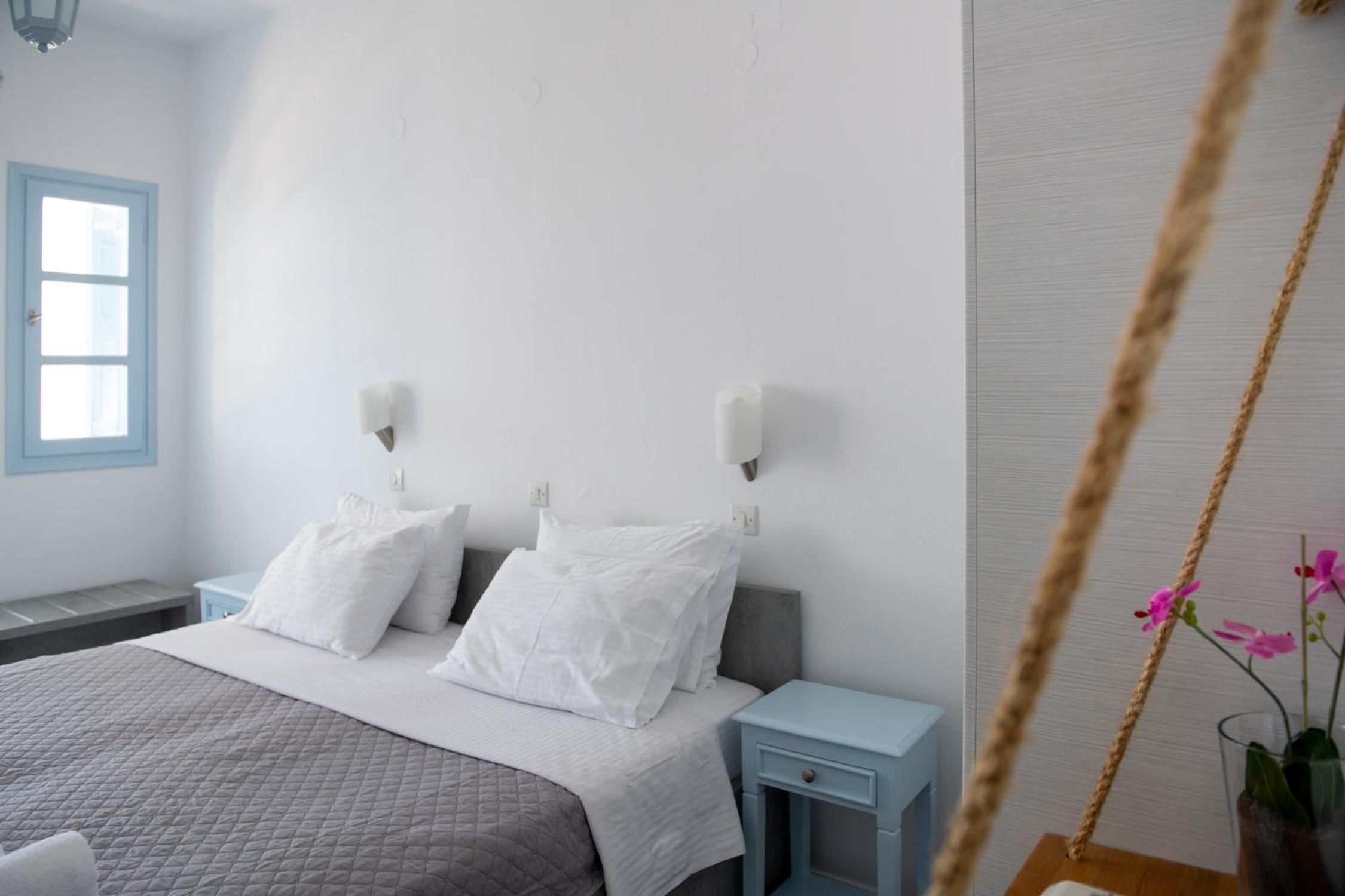 Superior Double Room with Veranda and Caldera View - Photo 9