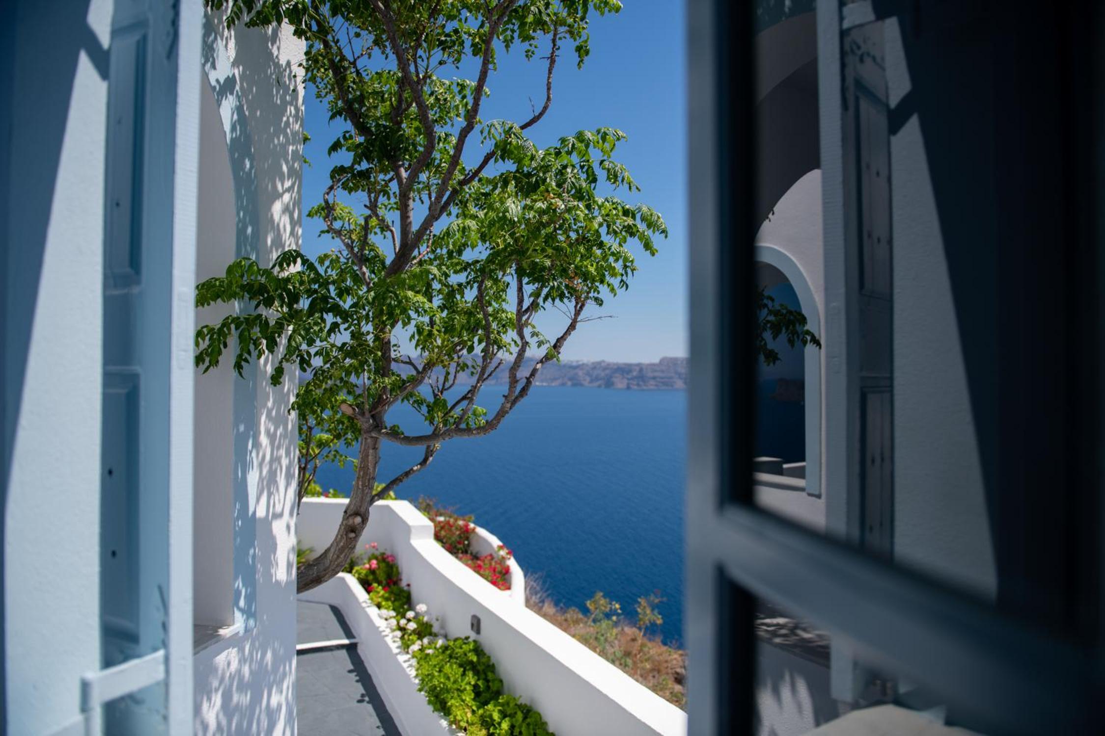 Superior Double Room with Veranda and Caldera View - Photo 10