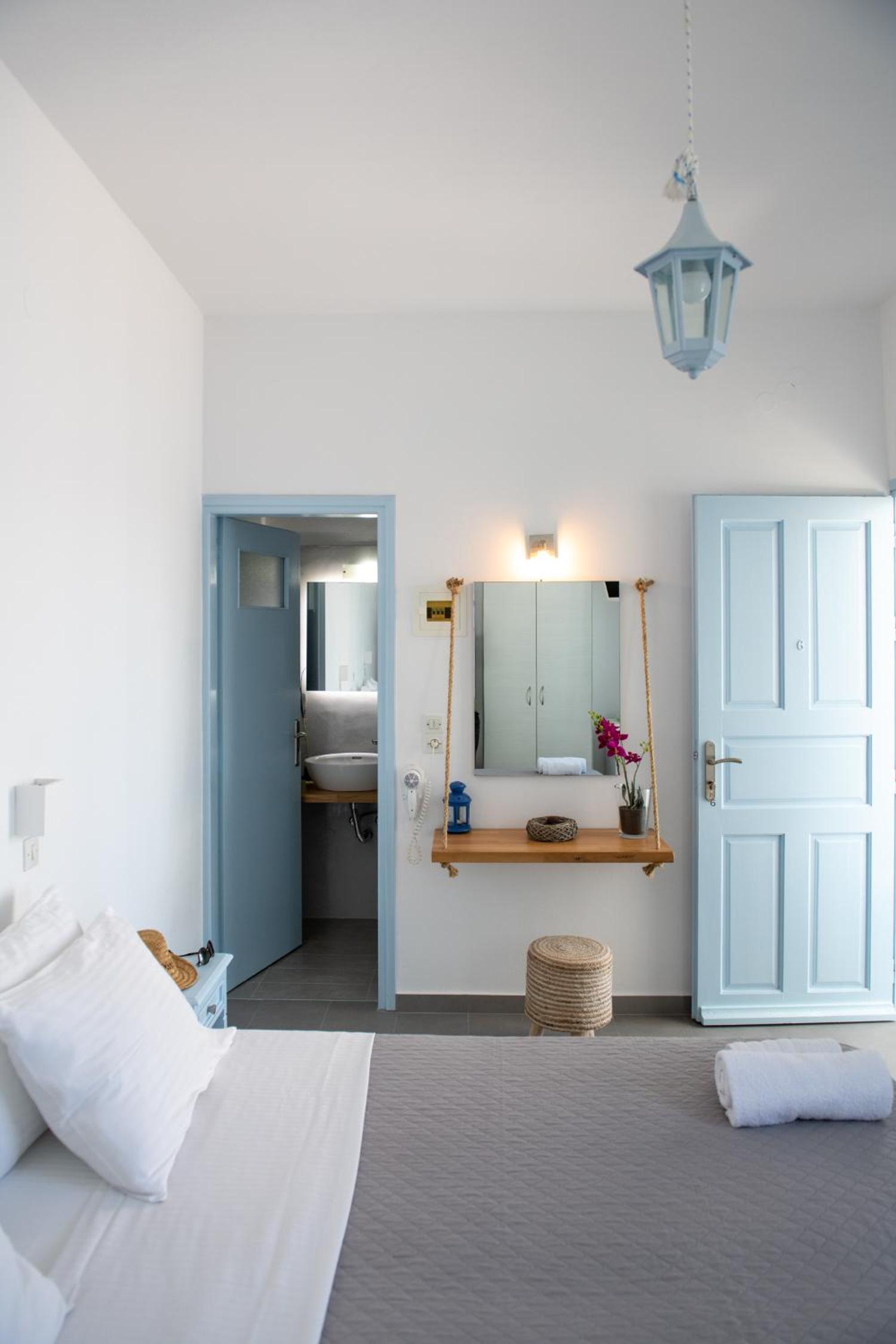 Superior Double Room with Veranda and Caldera View - Photo 11