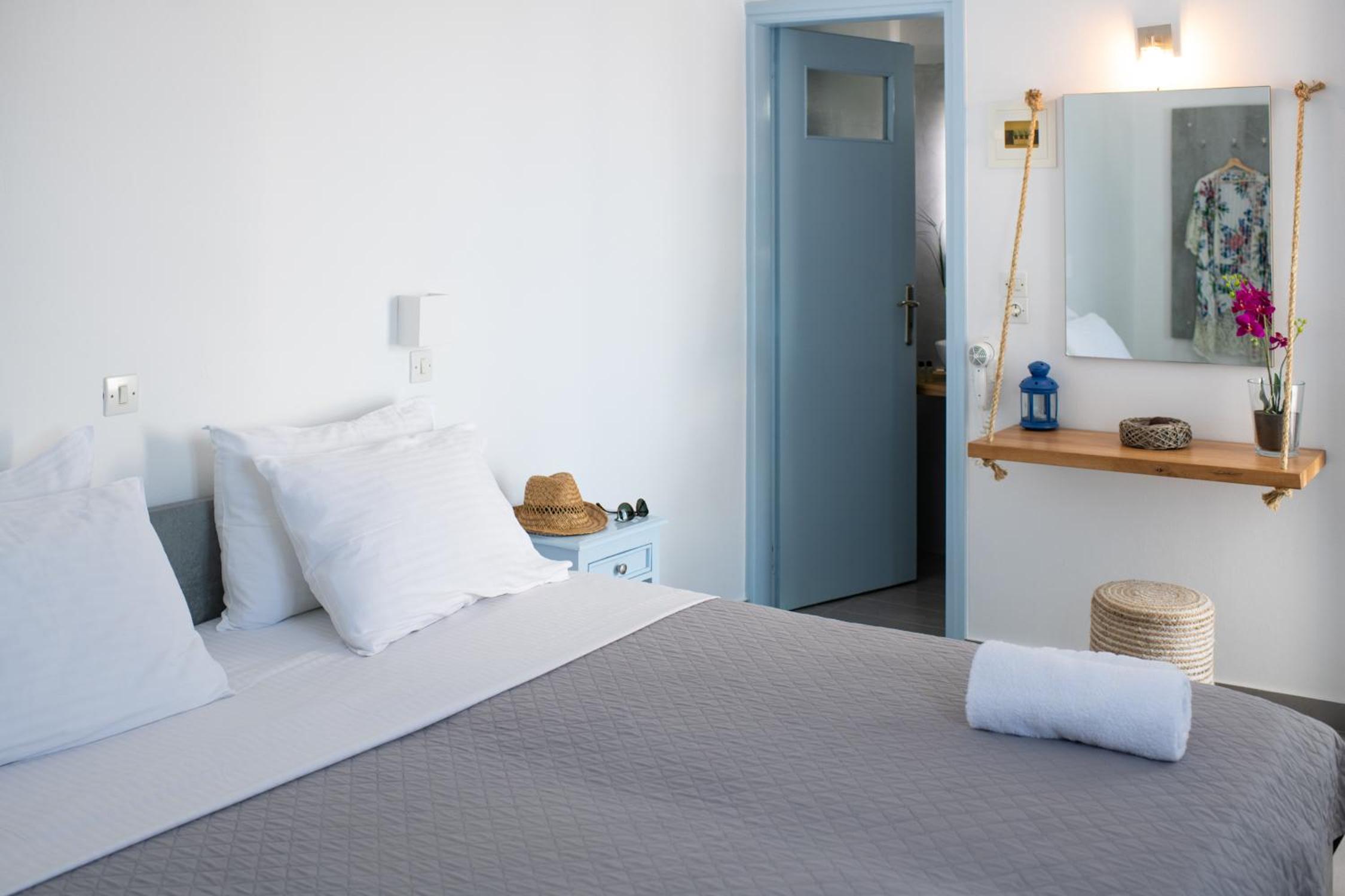 Superior Double Room with Veranda and Caldera View - Photo 12