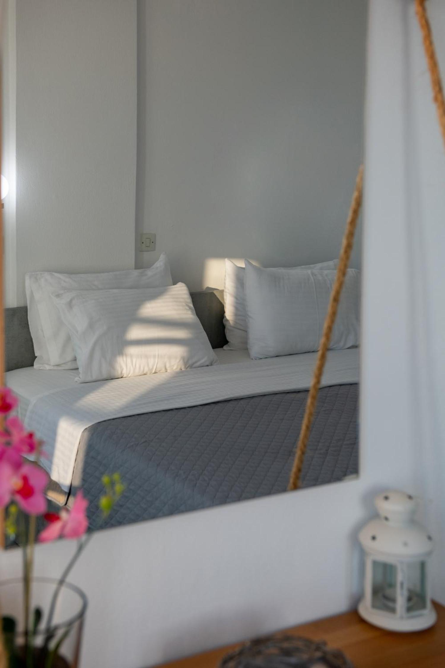 Superior Double Room with Veranda and Caldera View - Photo 13