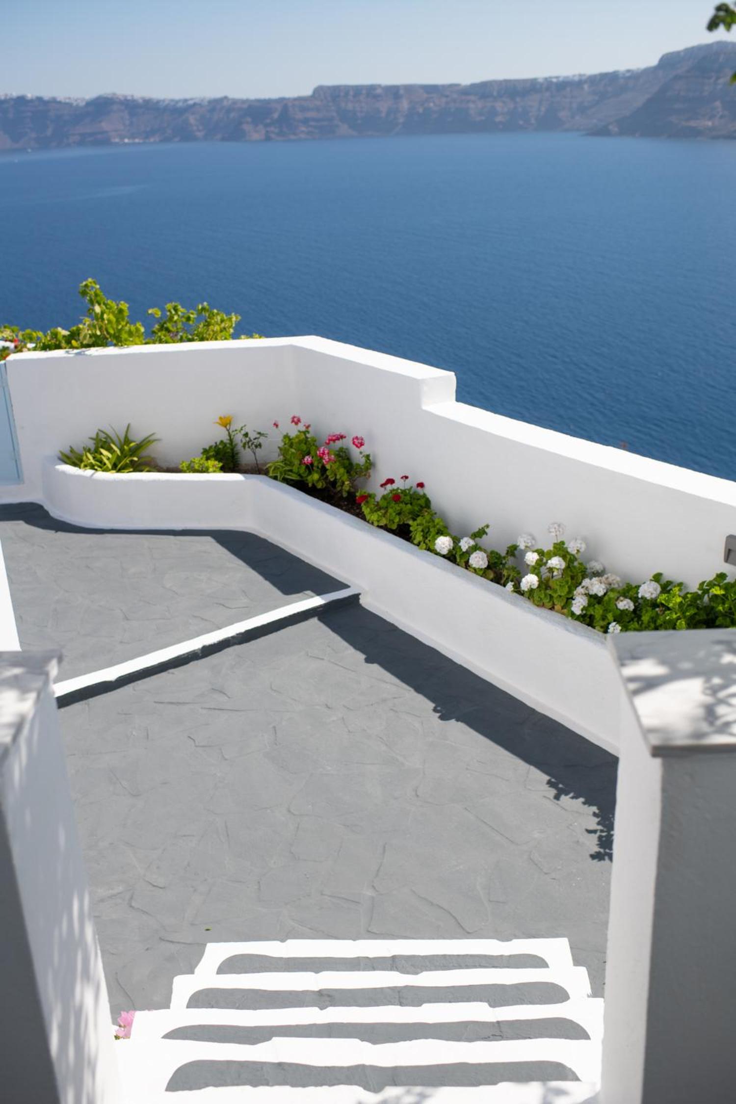 Superior Double Room with Veranda and Caldera View - Photo 19