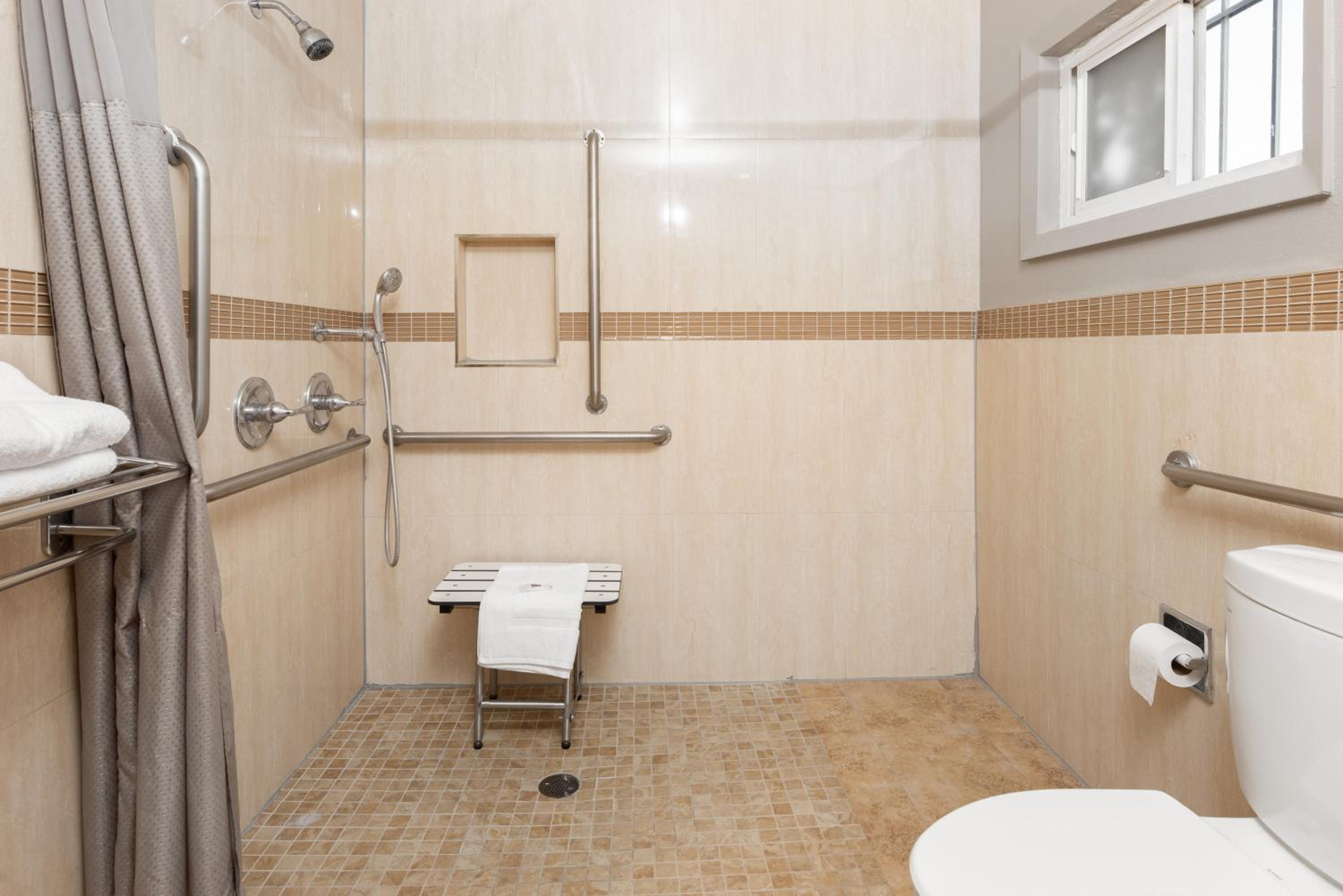 King Room with Roll-in Shower - Disability Access - Non-Smoking - Photo 7