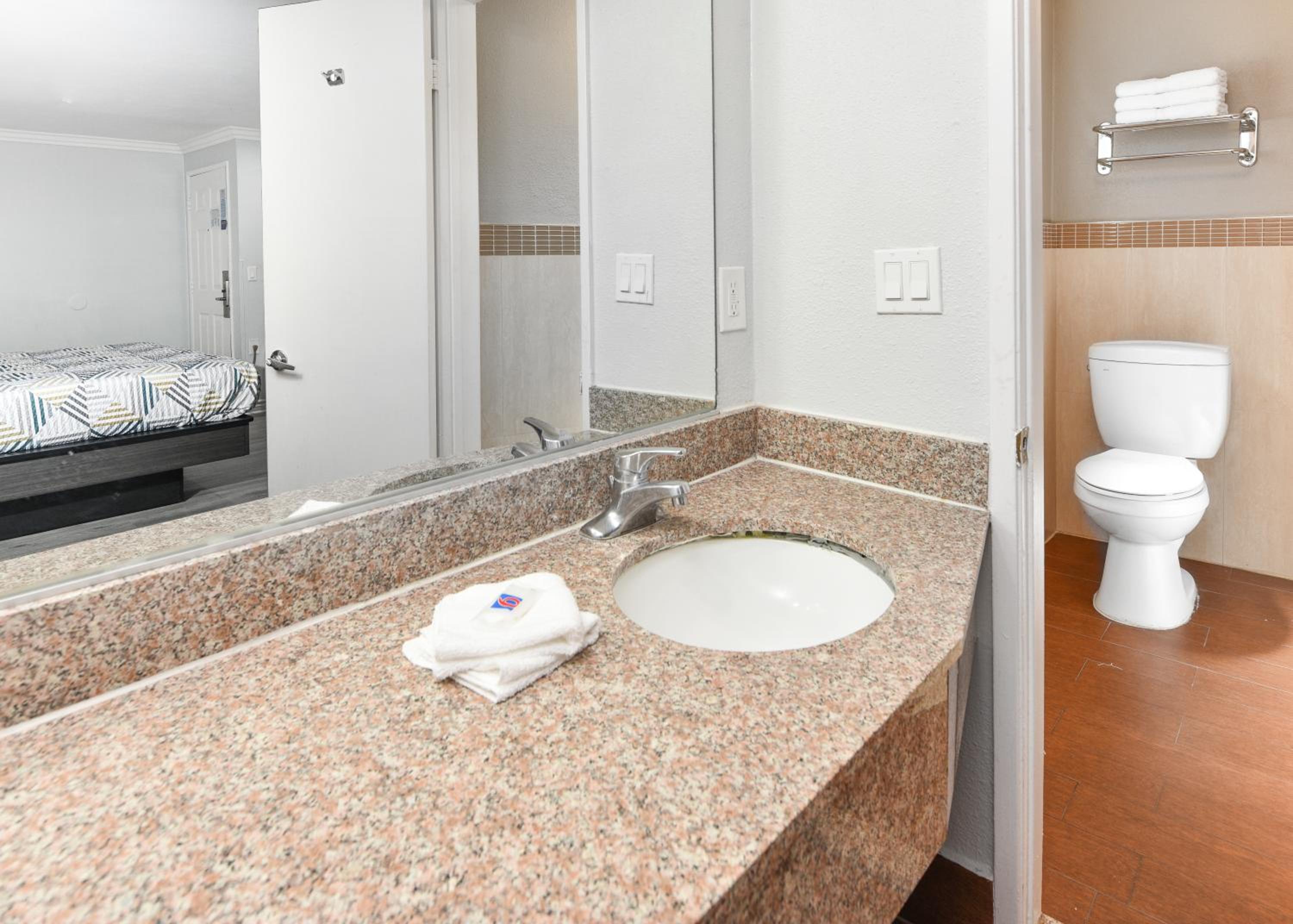 King Room - Non-Smoking - Photo 9