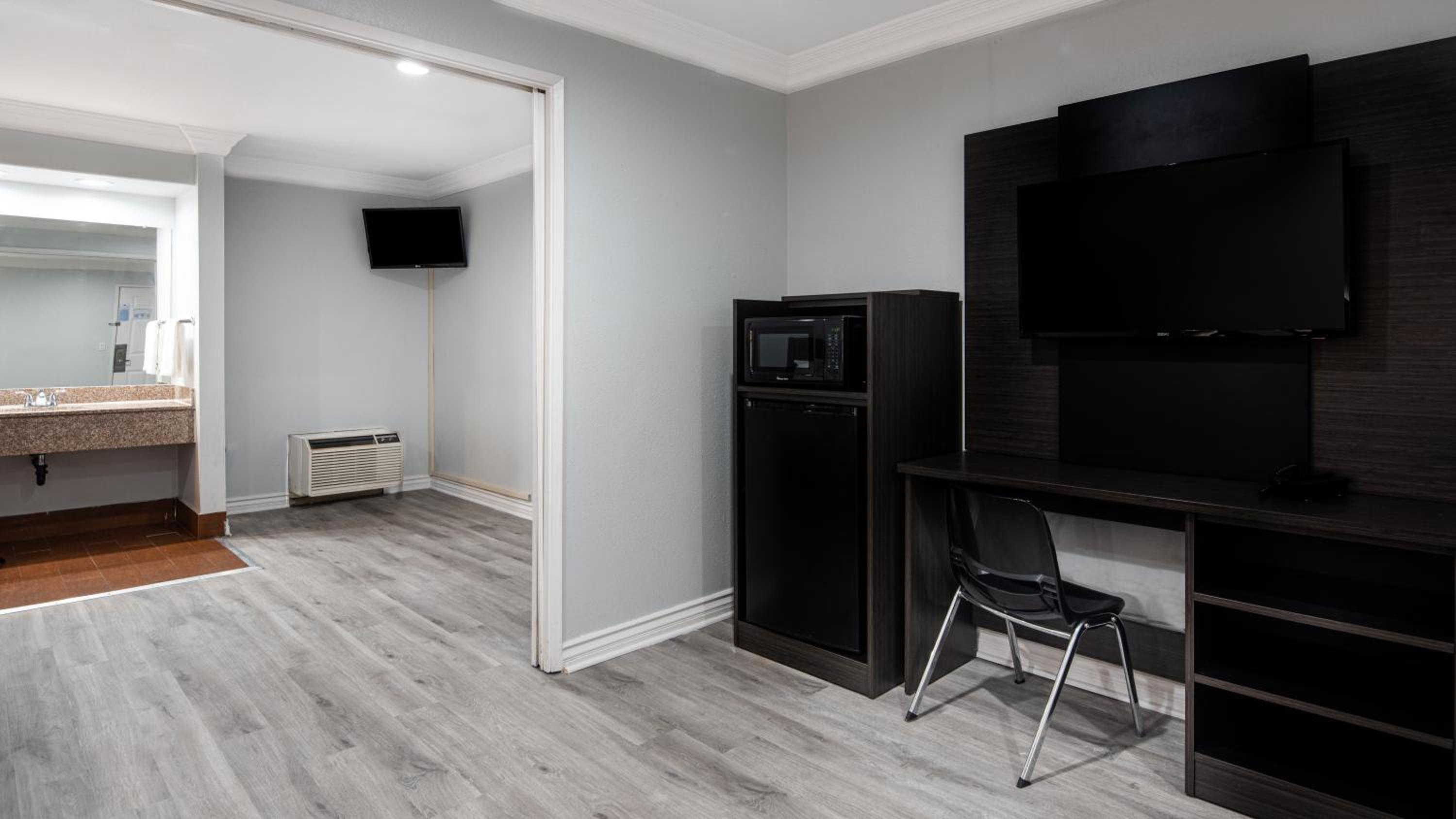 King Room - Non-Smoking - Photo 10