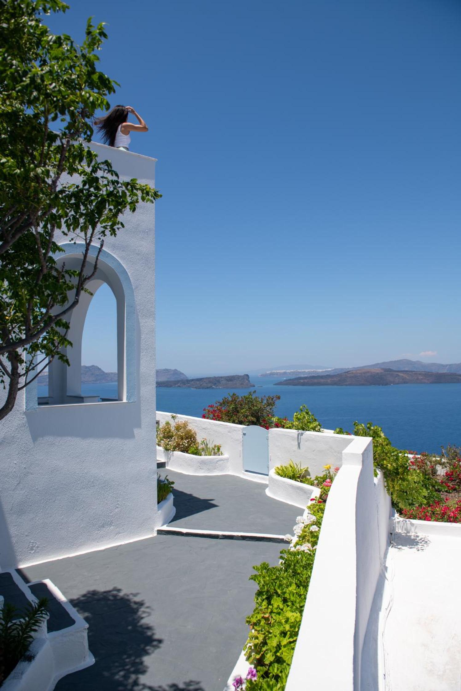 Superior Double Room with Veranda and Caldera View - Photo 3