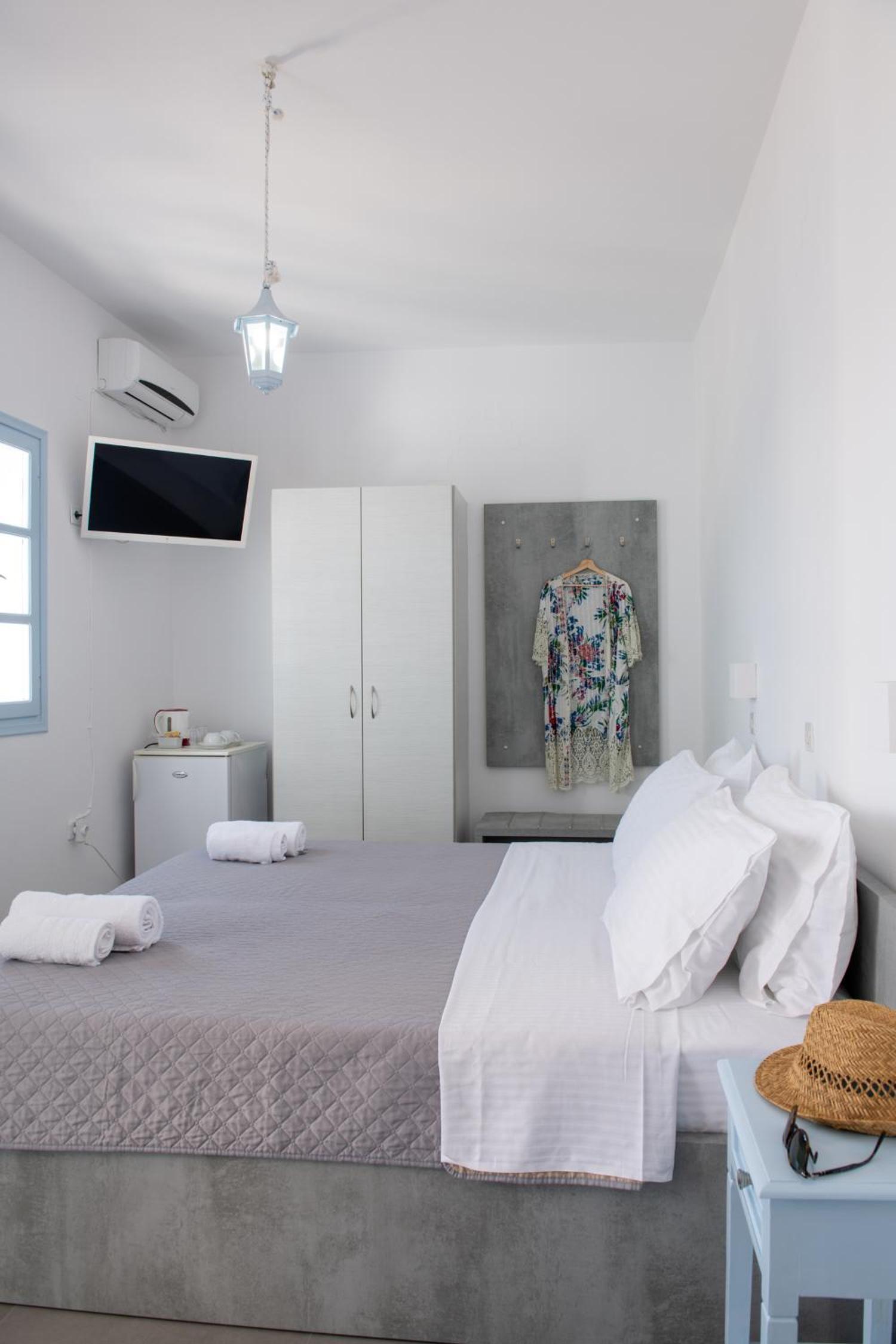 Superior Double Room with Veranda and Caldera View - Photo 18