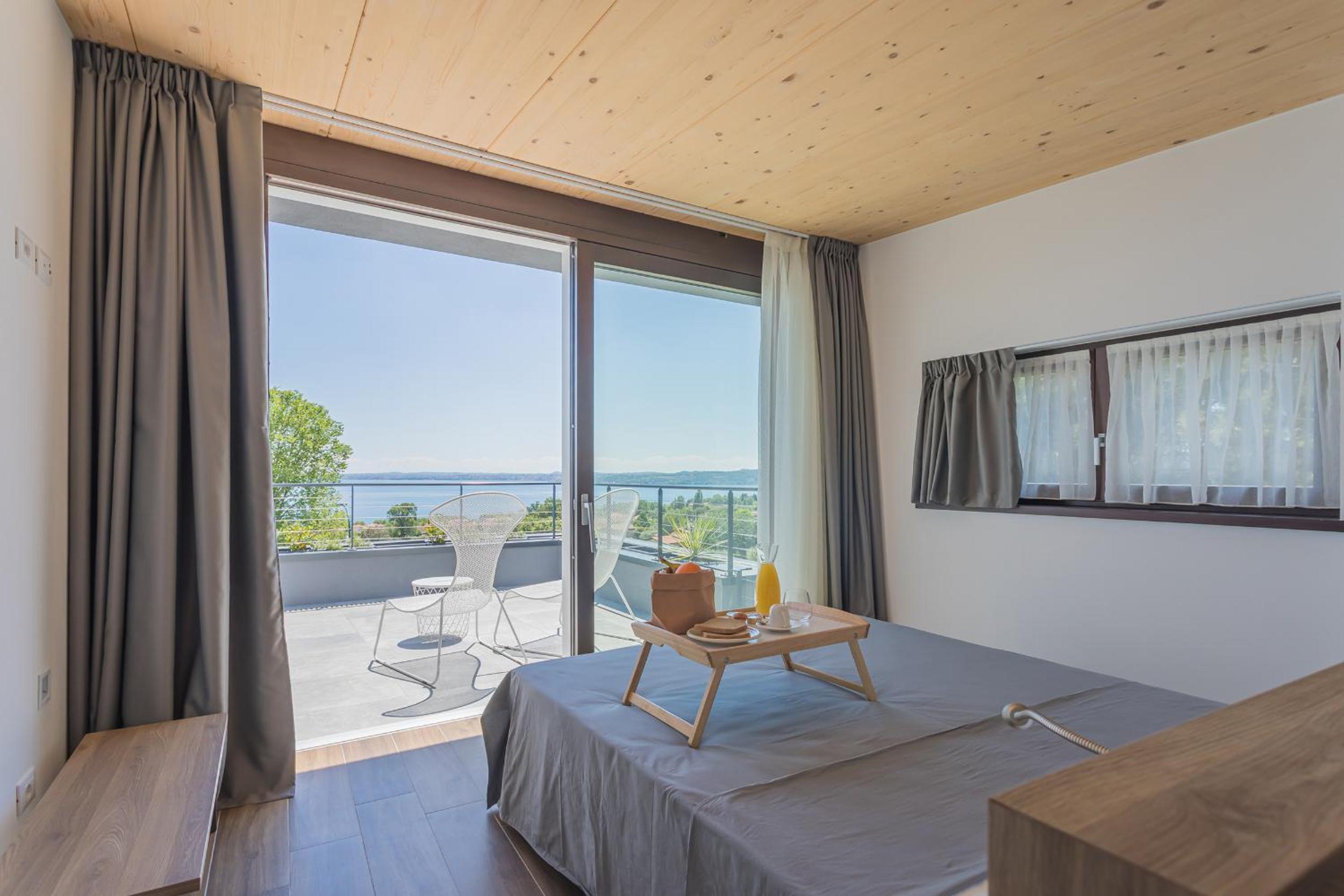Deluxe  Double Room with Terrace and Lake View