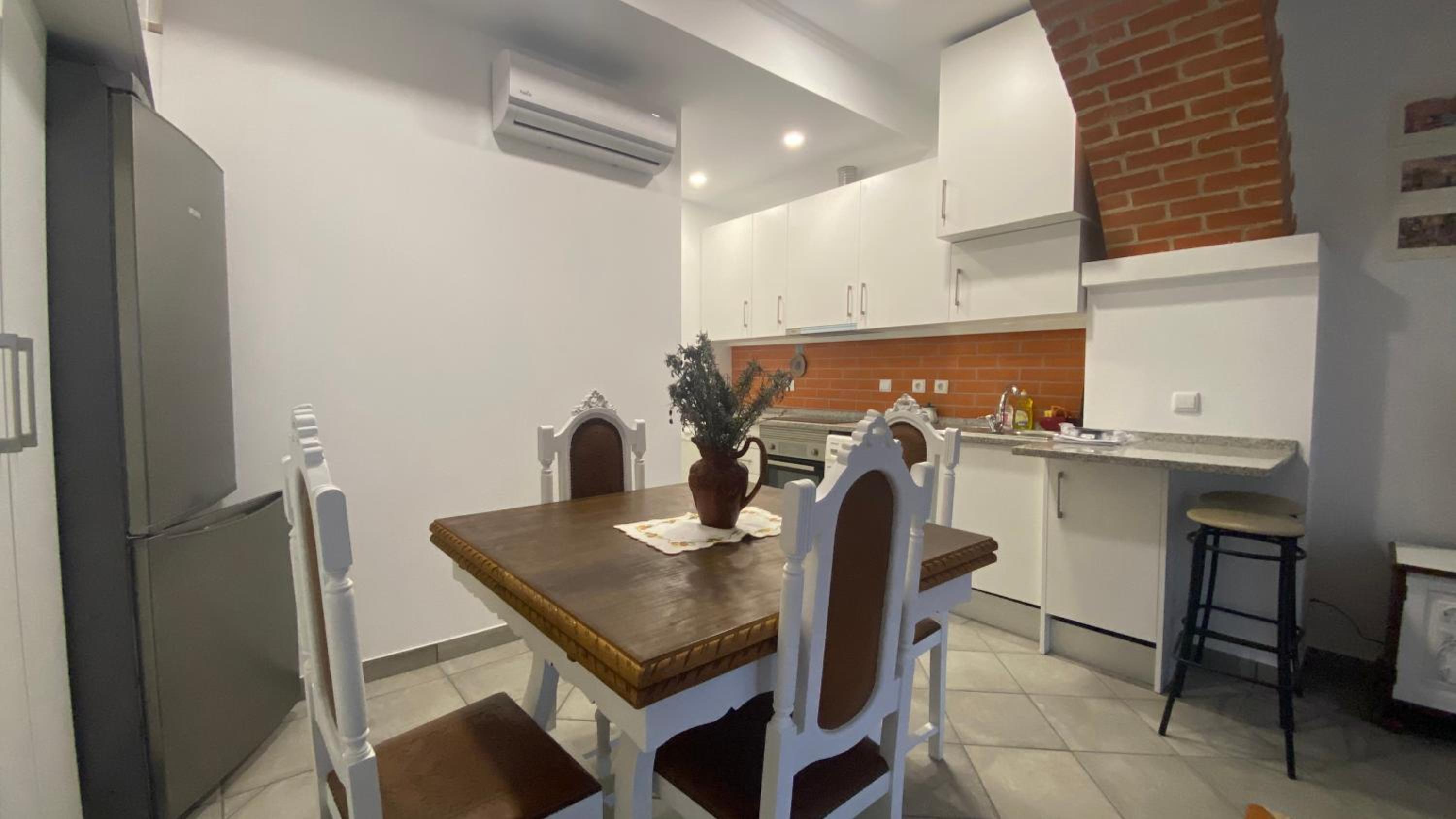 One-Bedroom Apartment - Photo 2