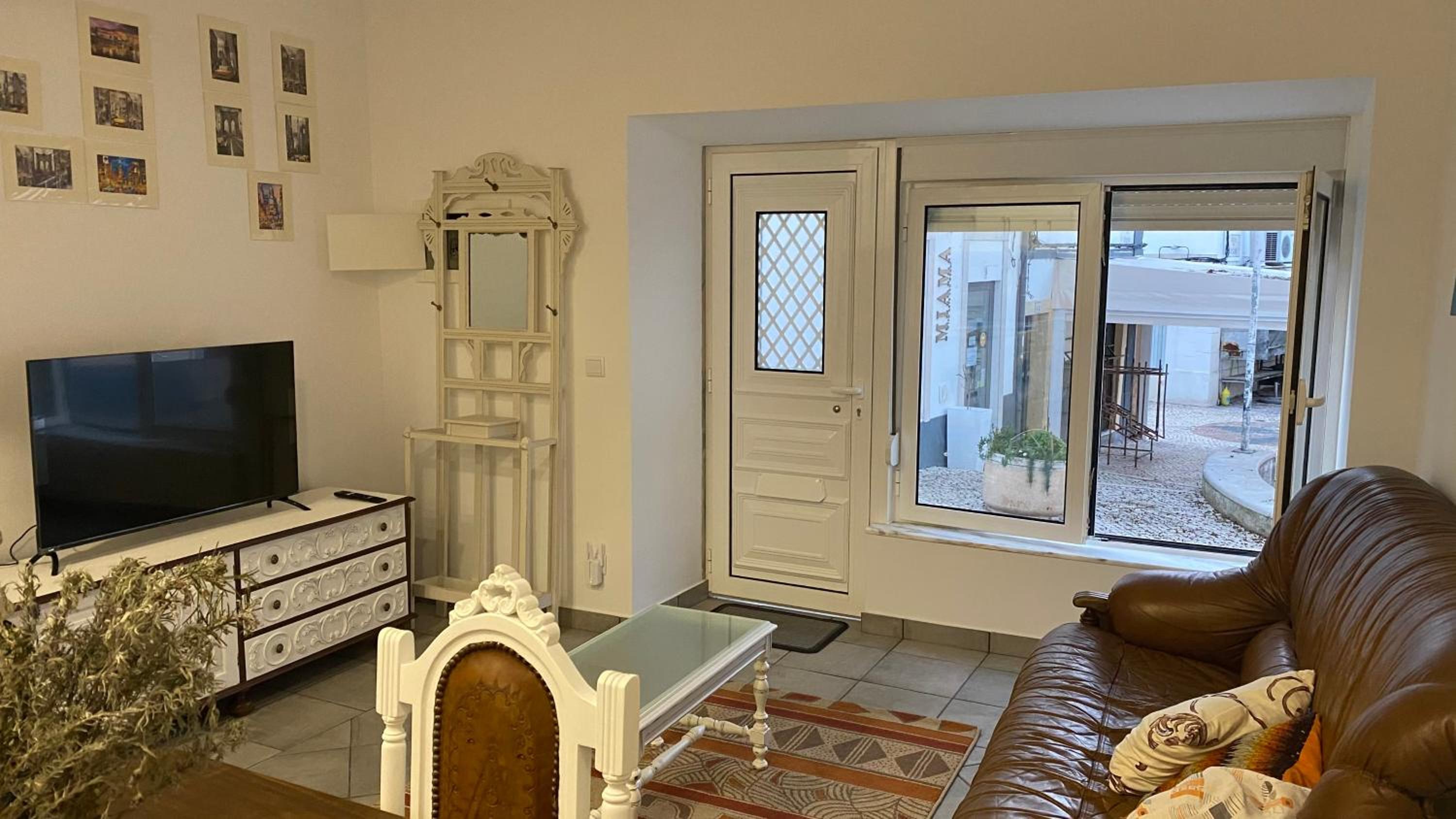 One-Bedroom Apartment - Photo 4