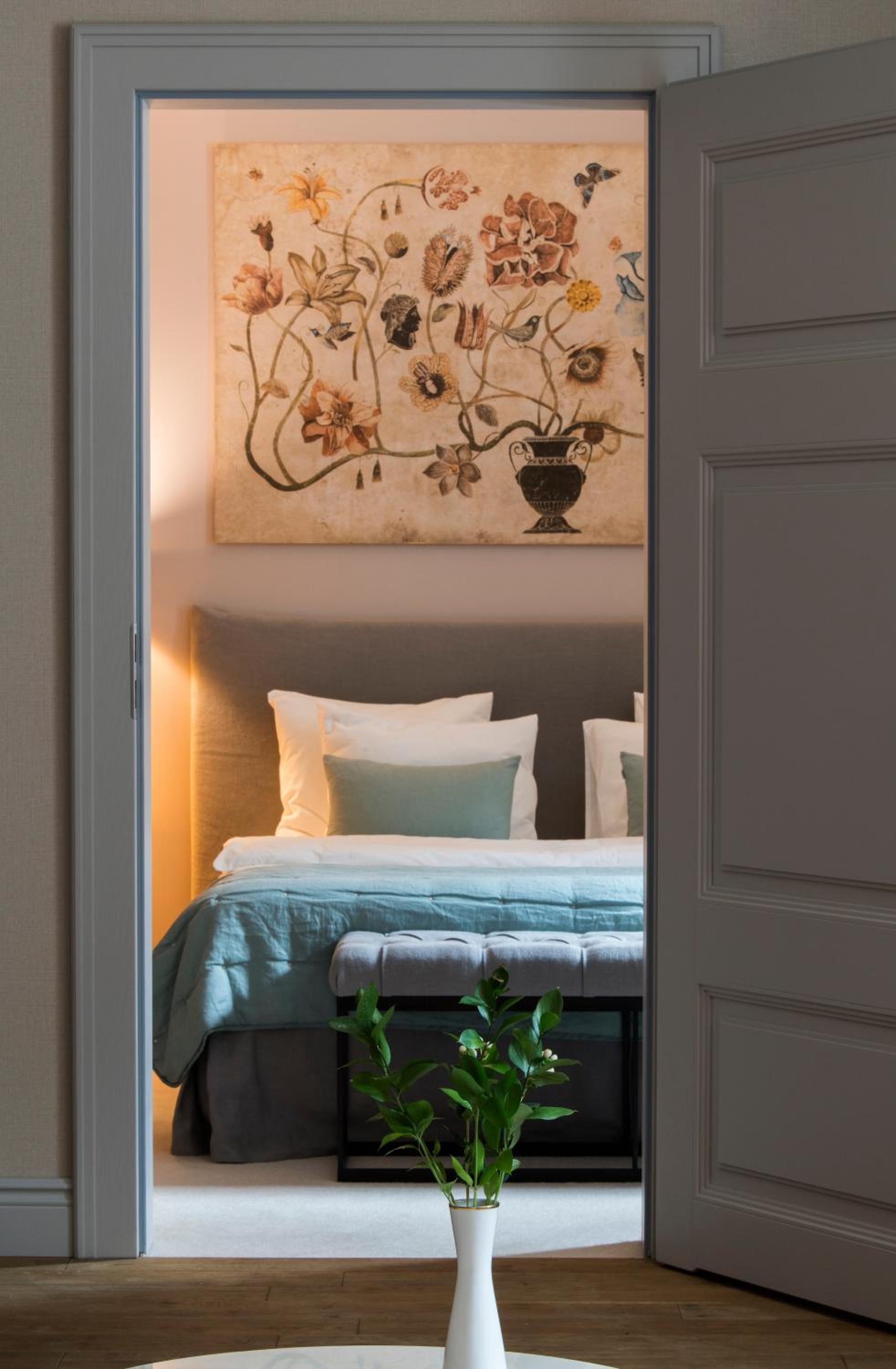 One-Bedroom Suite - Photo 2