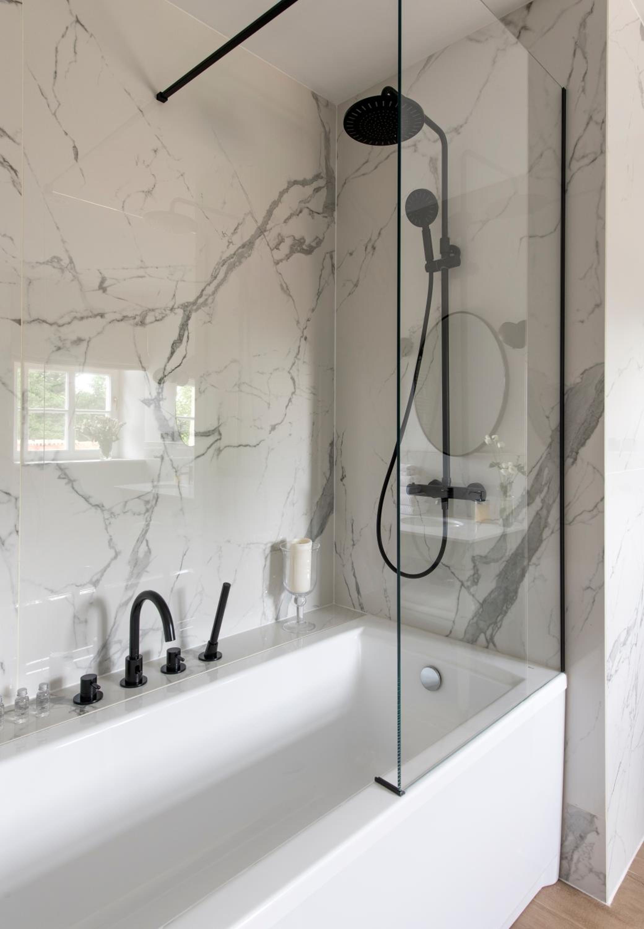 Deluxe Double Room with Bath - Photo 4