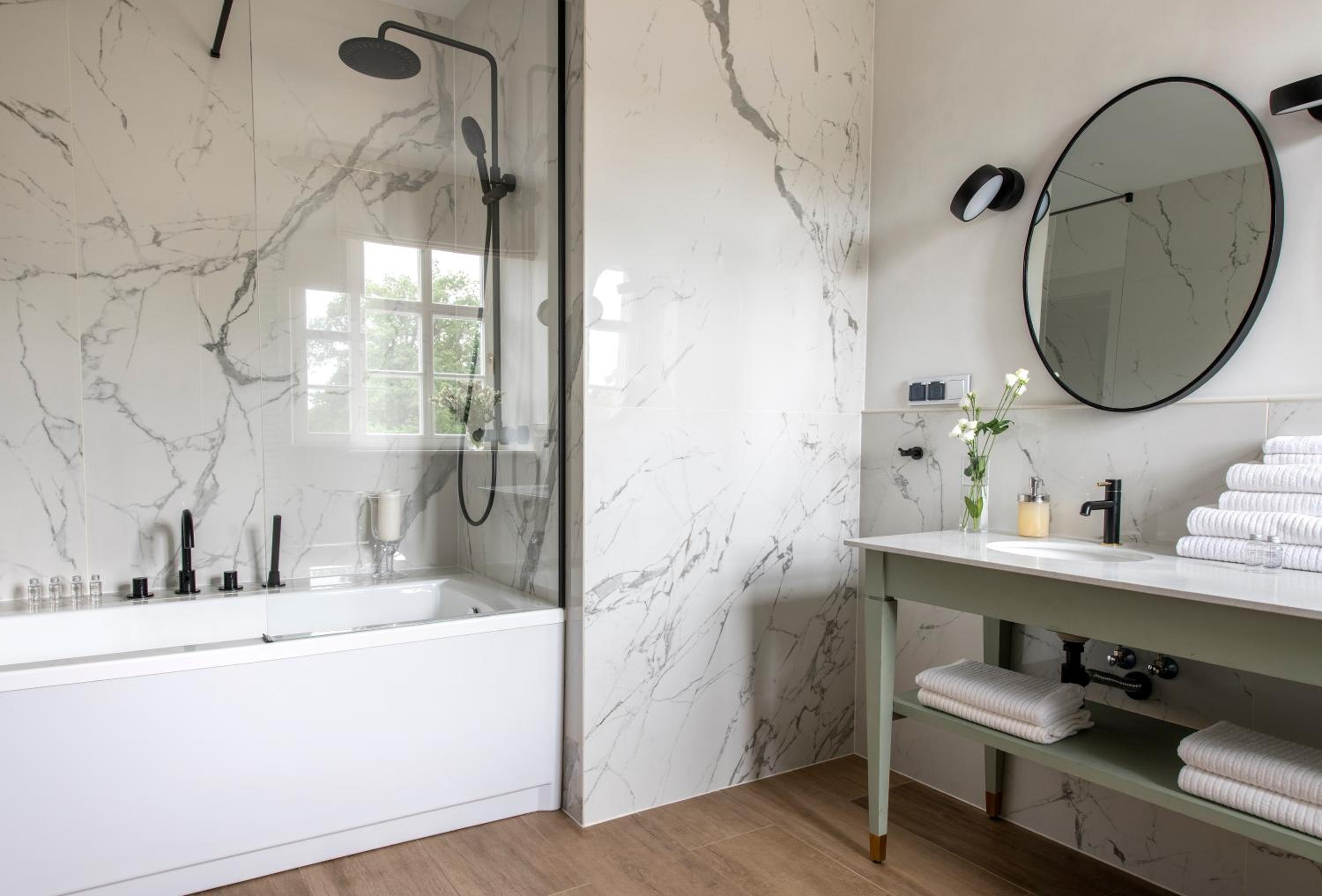 Deluxe Double Room with Bath - Photo 6