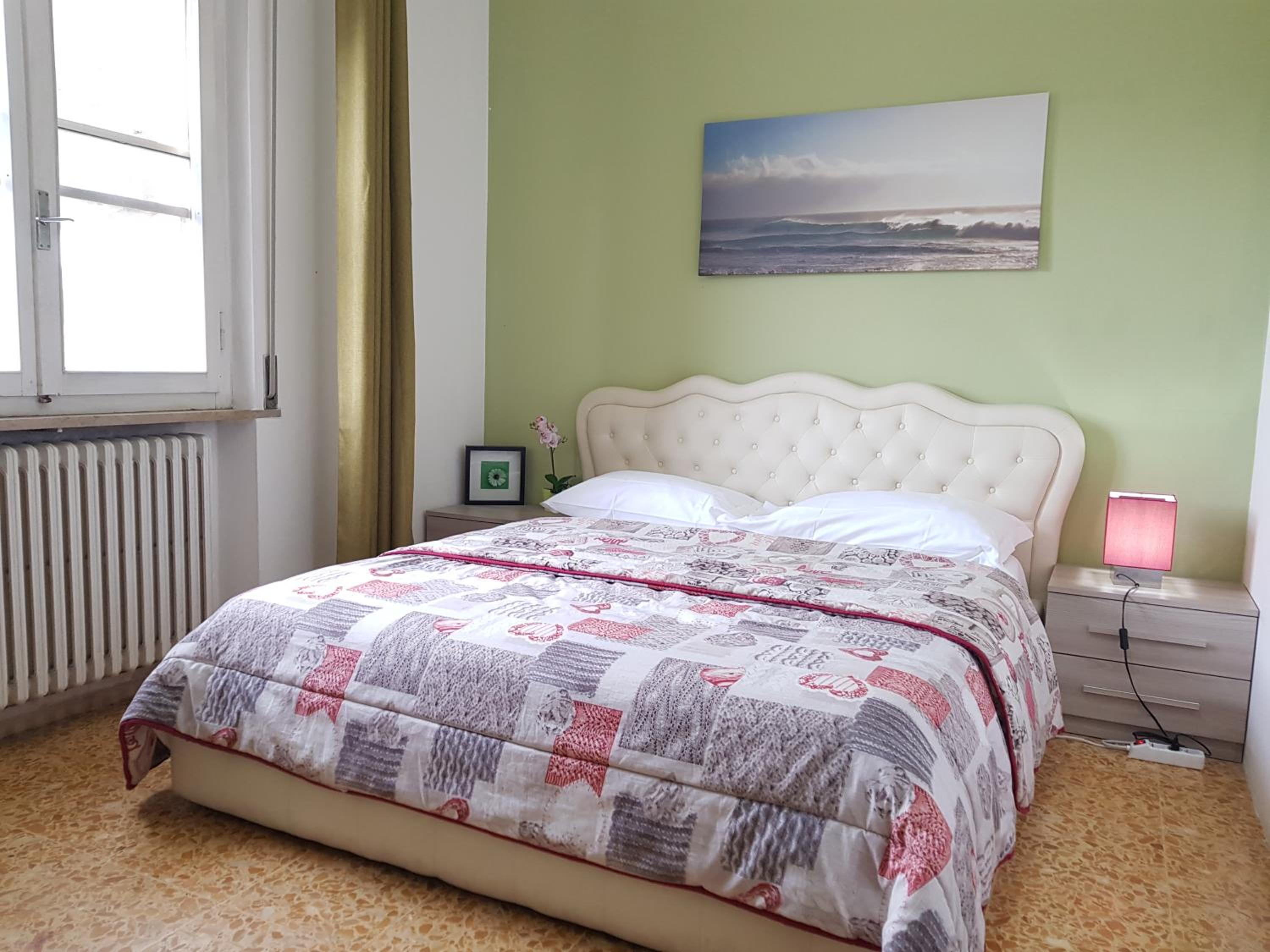 Queen Room with Private Bathroom photo 2