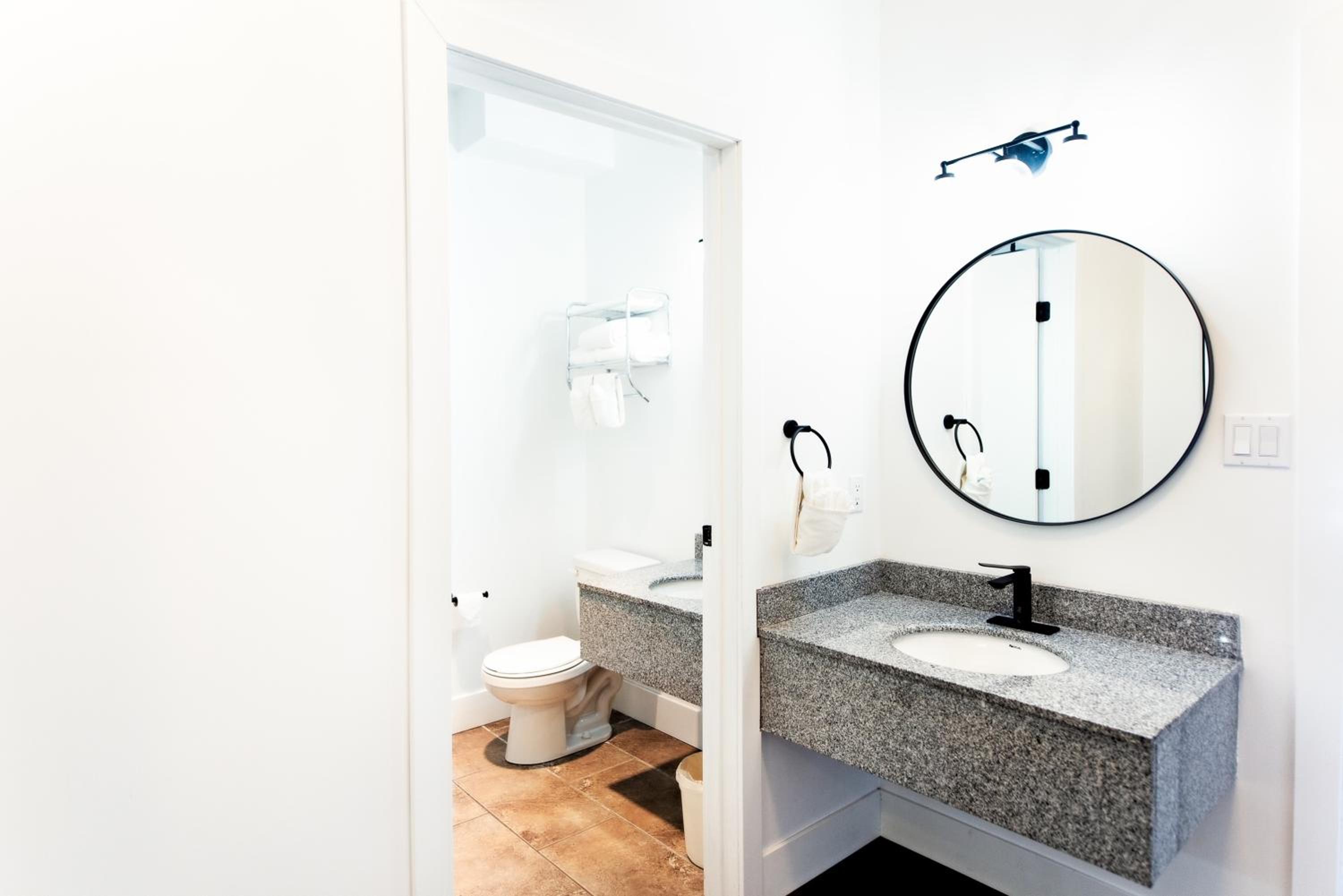 Deluxe King Suite photo 3
