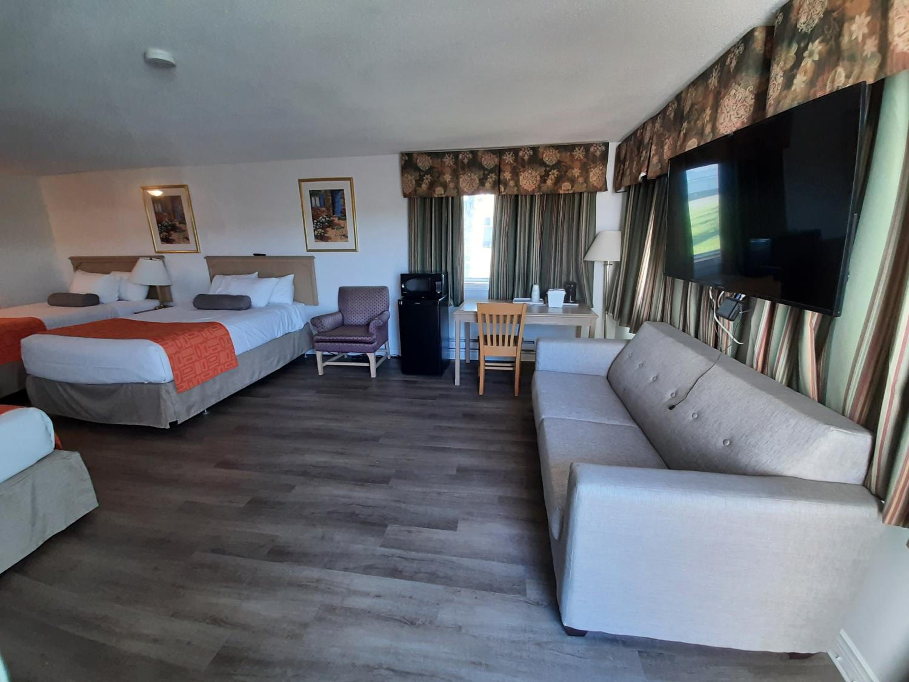 Superior Room with Three Double Beds - Non-Smoking photo 3