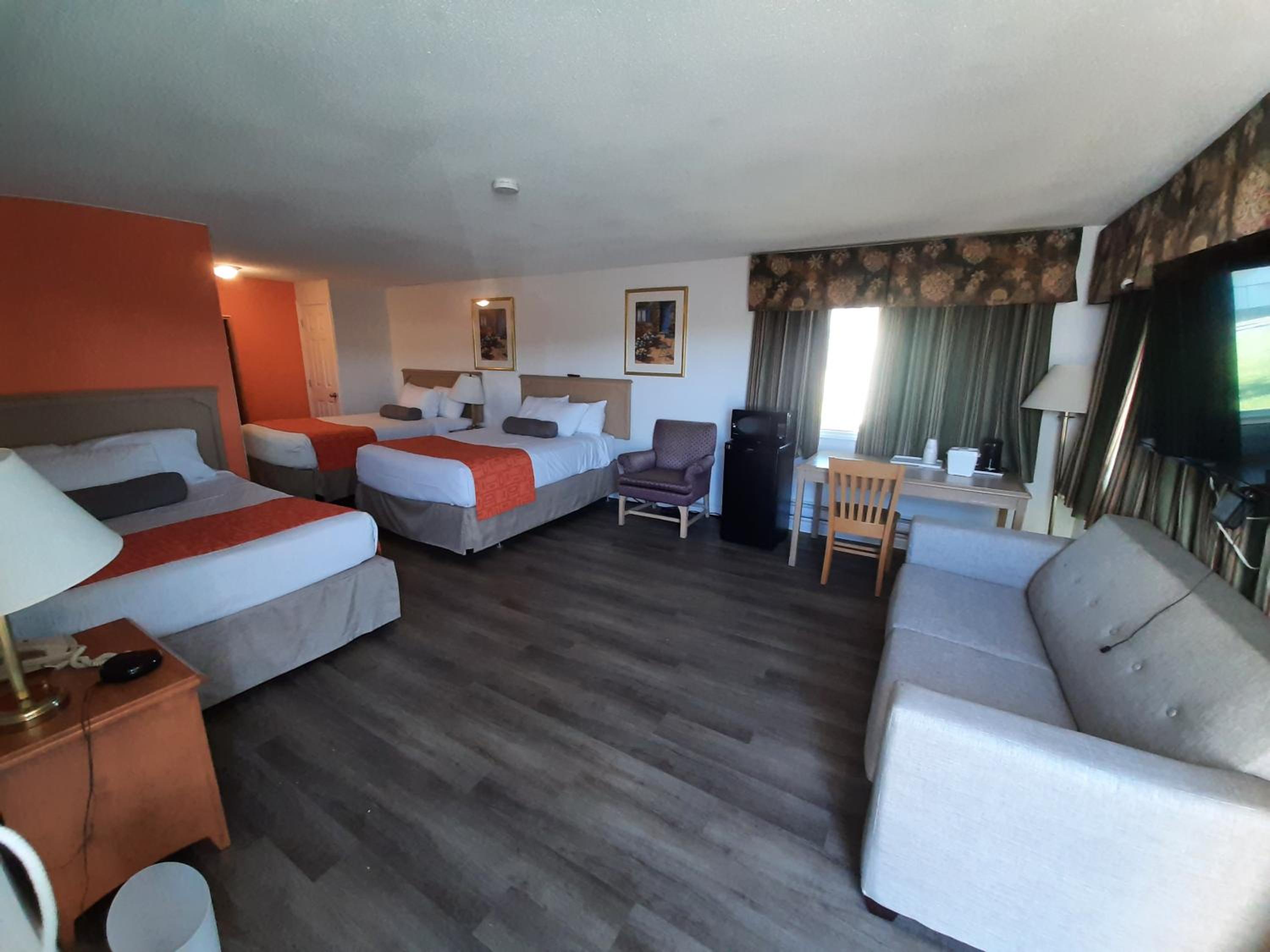 Superior Room with Three Double Beds - Non-Smoking photo 1