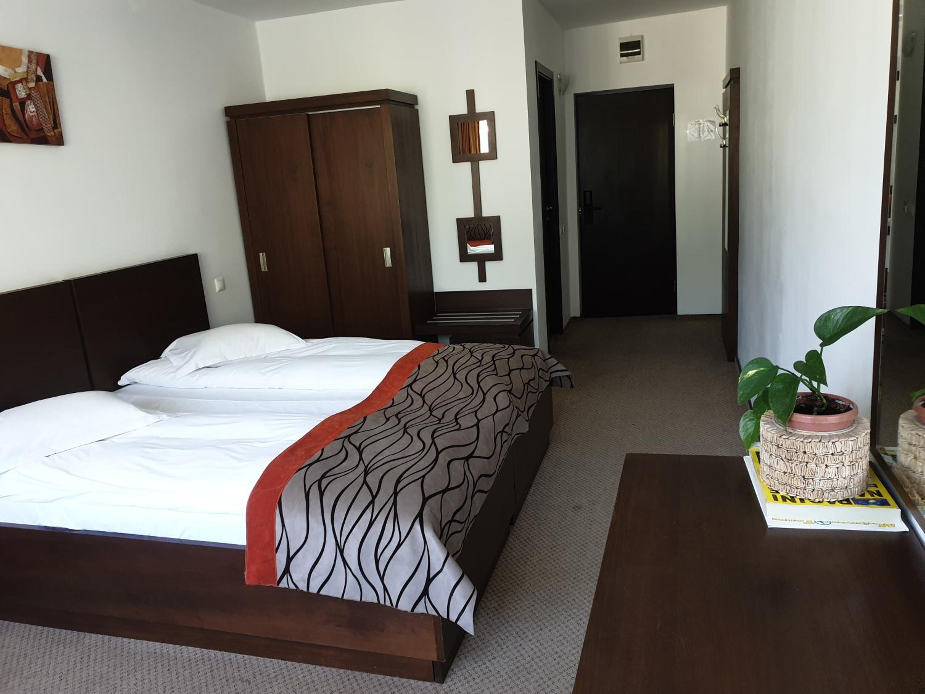 Standard Double or Twin Room - Photo 8