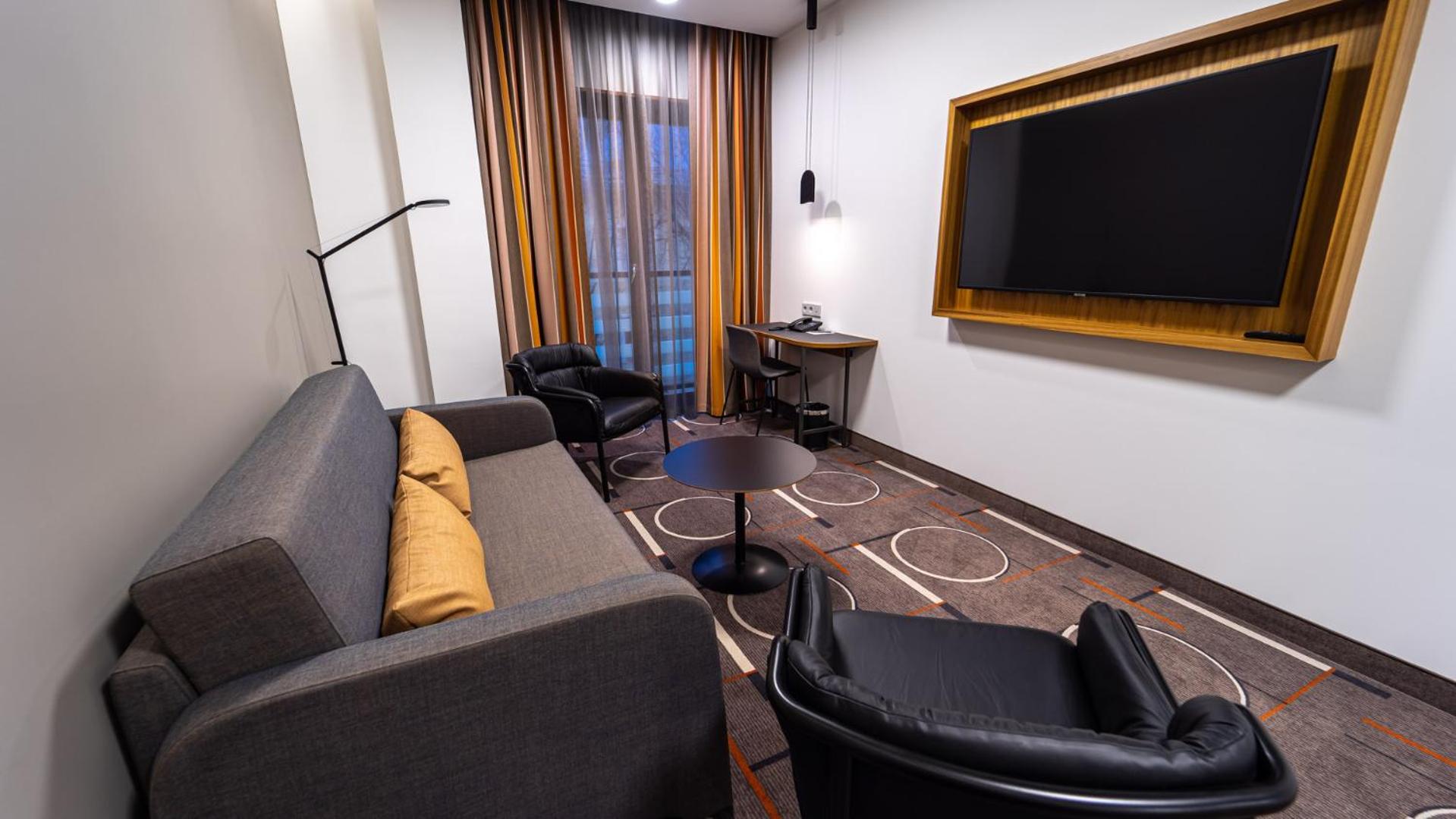 Suite - Photo 3