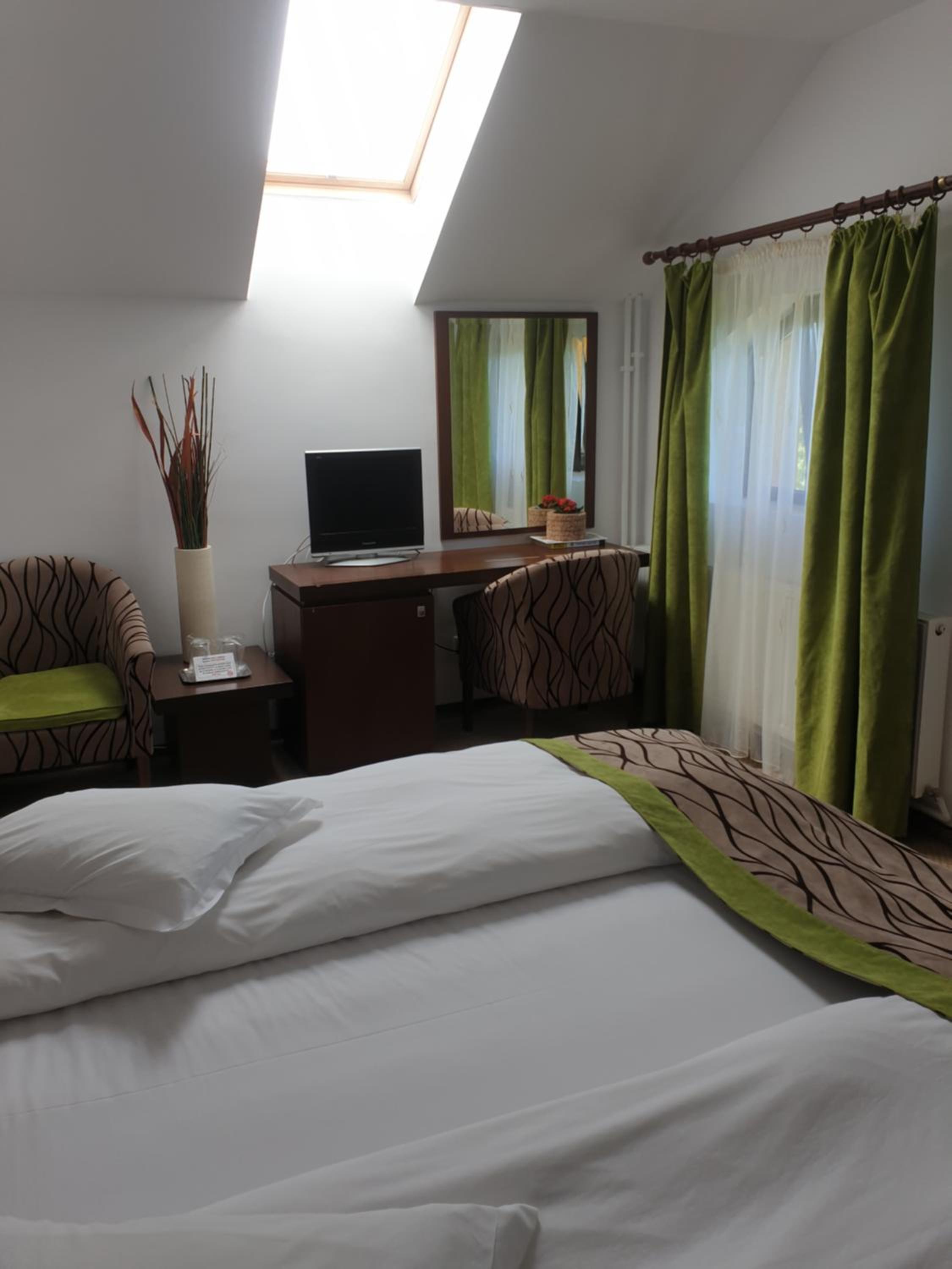 Standard Double or Twin Room - Photo 5