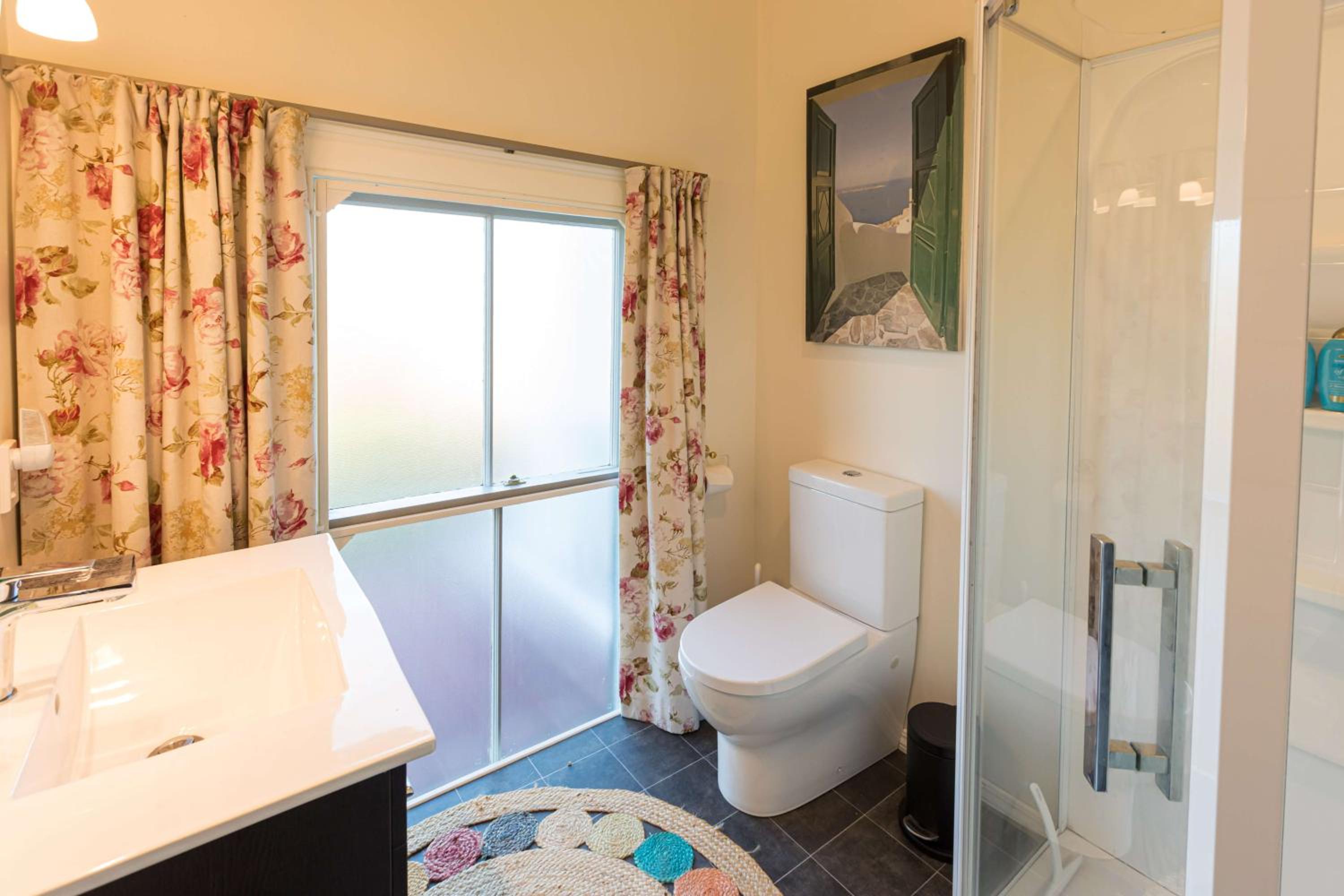 Queen Room with Garden View - Photo 4