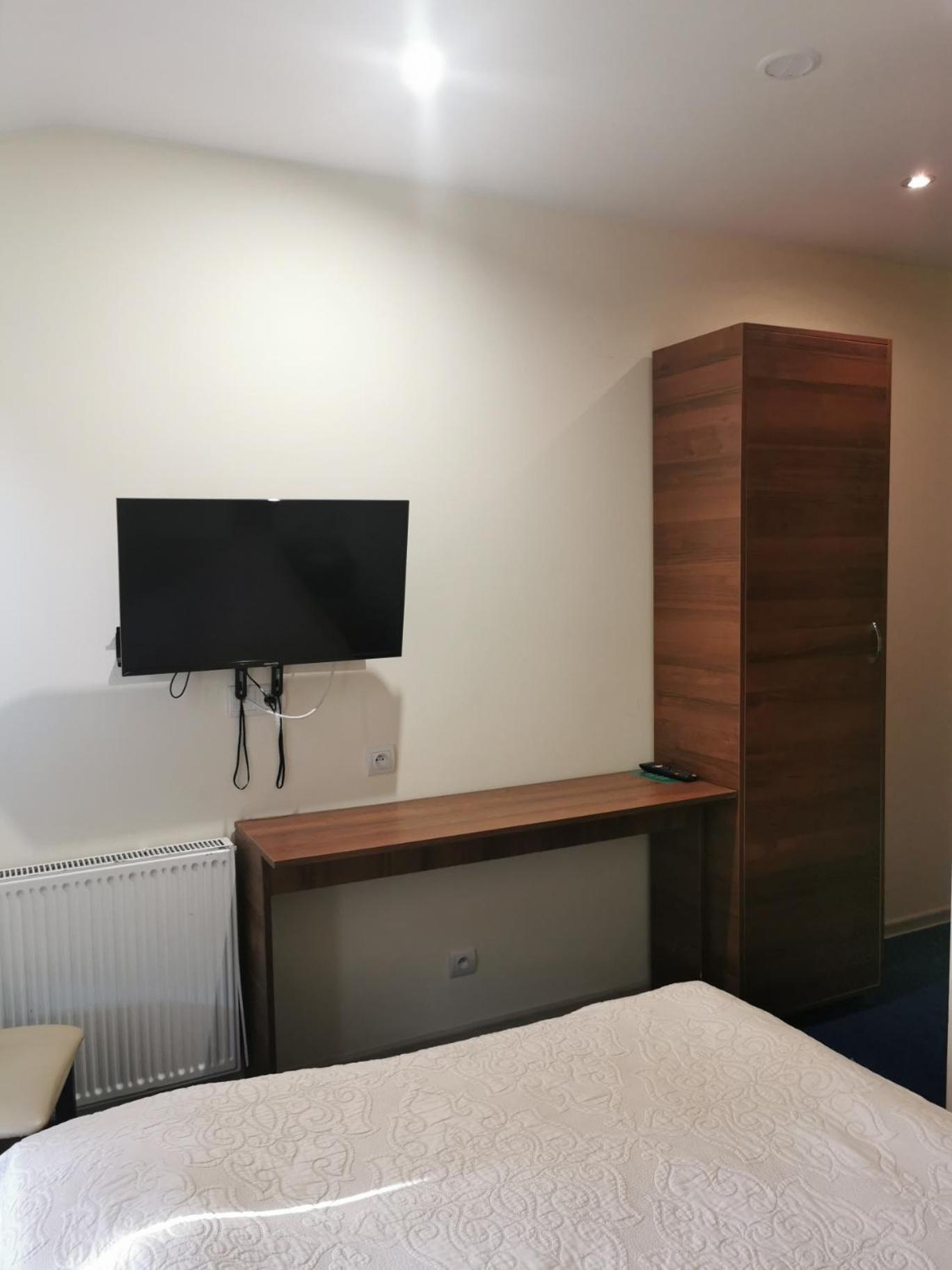 Small Double Room - Photo 1
