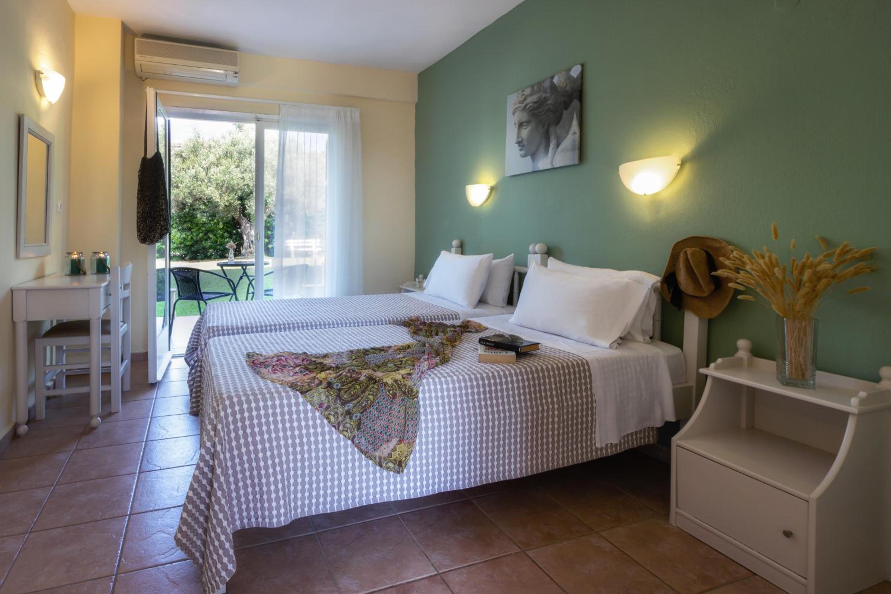 Double Room with Garden View - Photo 15