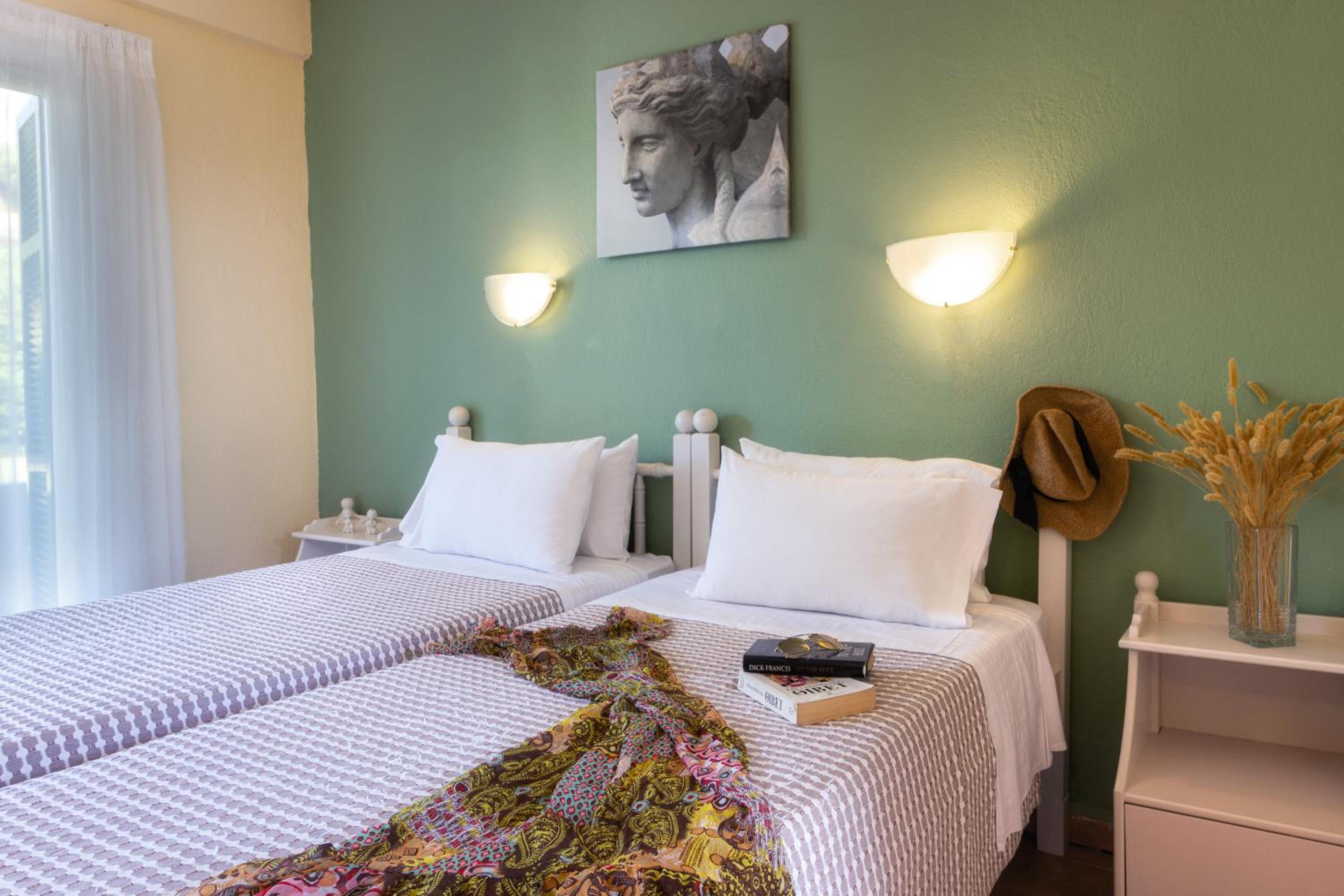 Double Room with Garden View - Photo 9