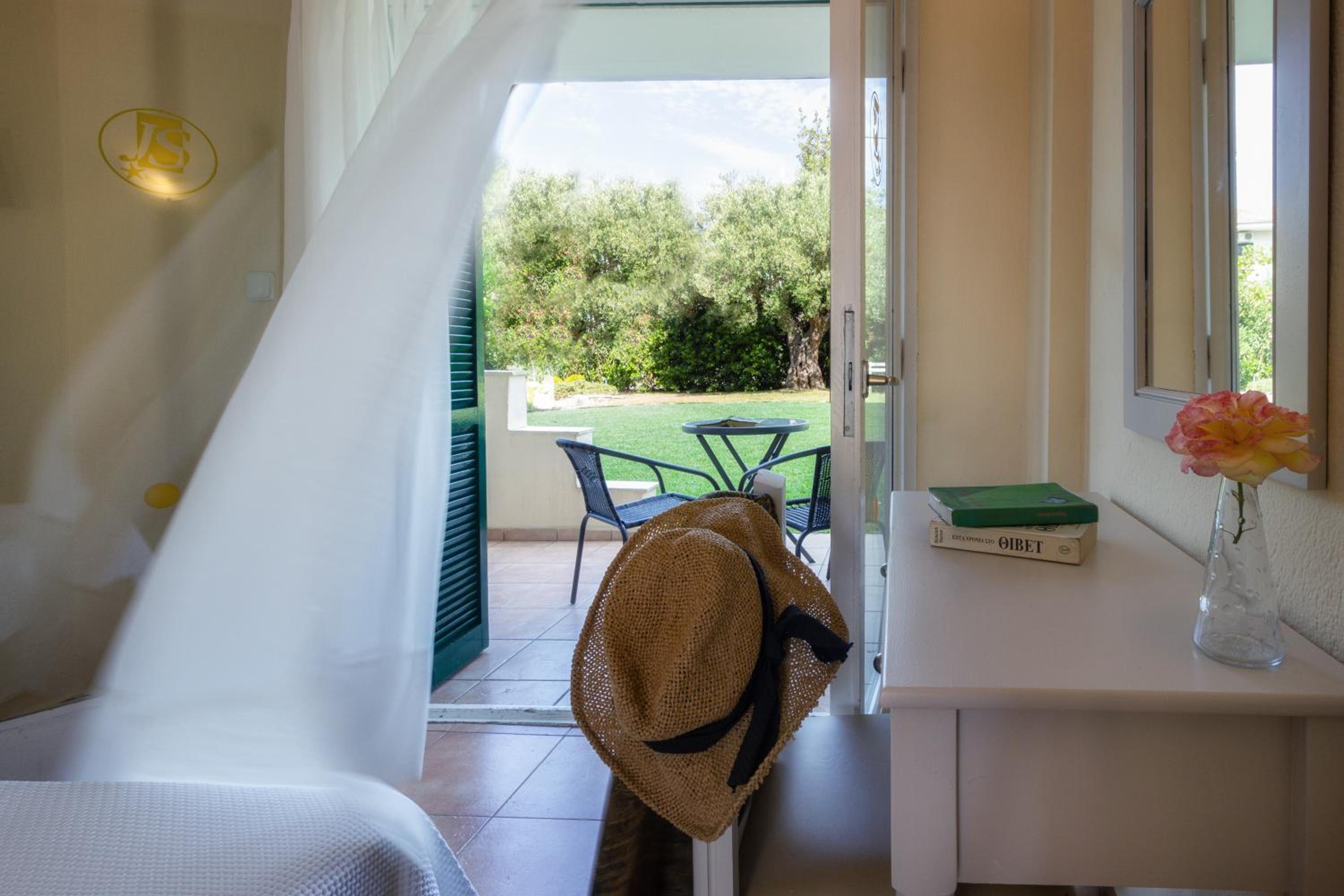 Double Room with Garden View - Photo 4
